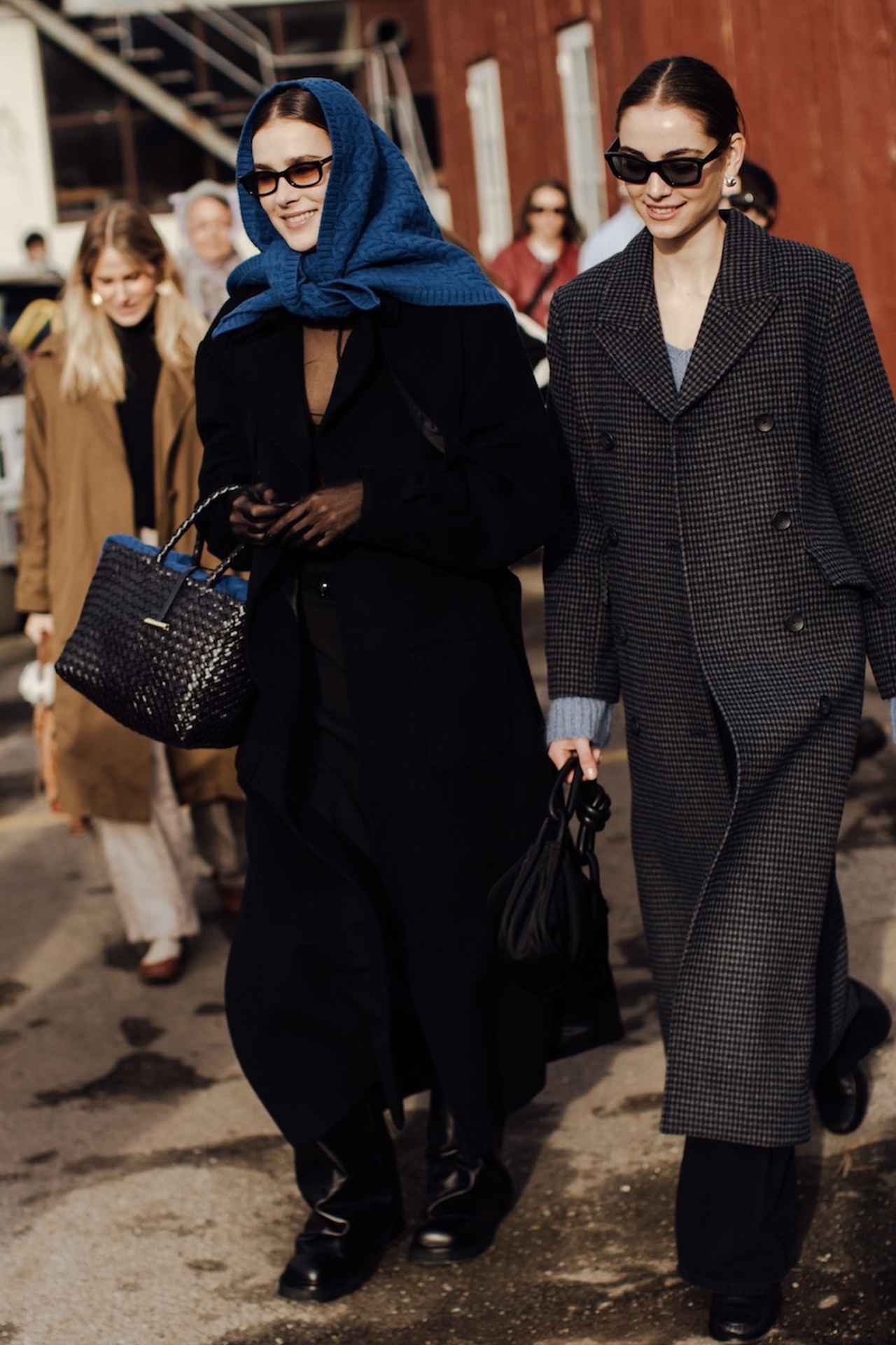 画像: ブラックの装いを重くさせない