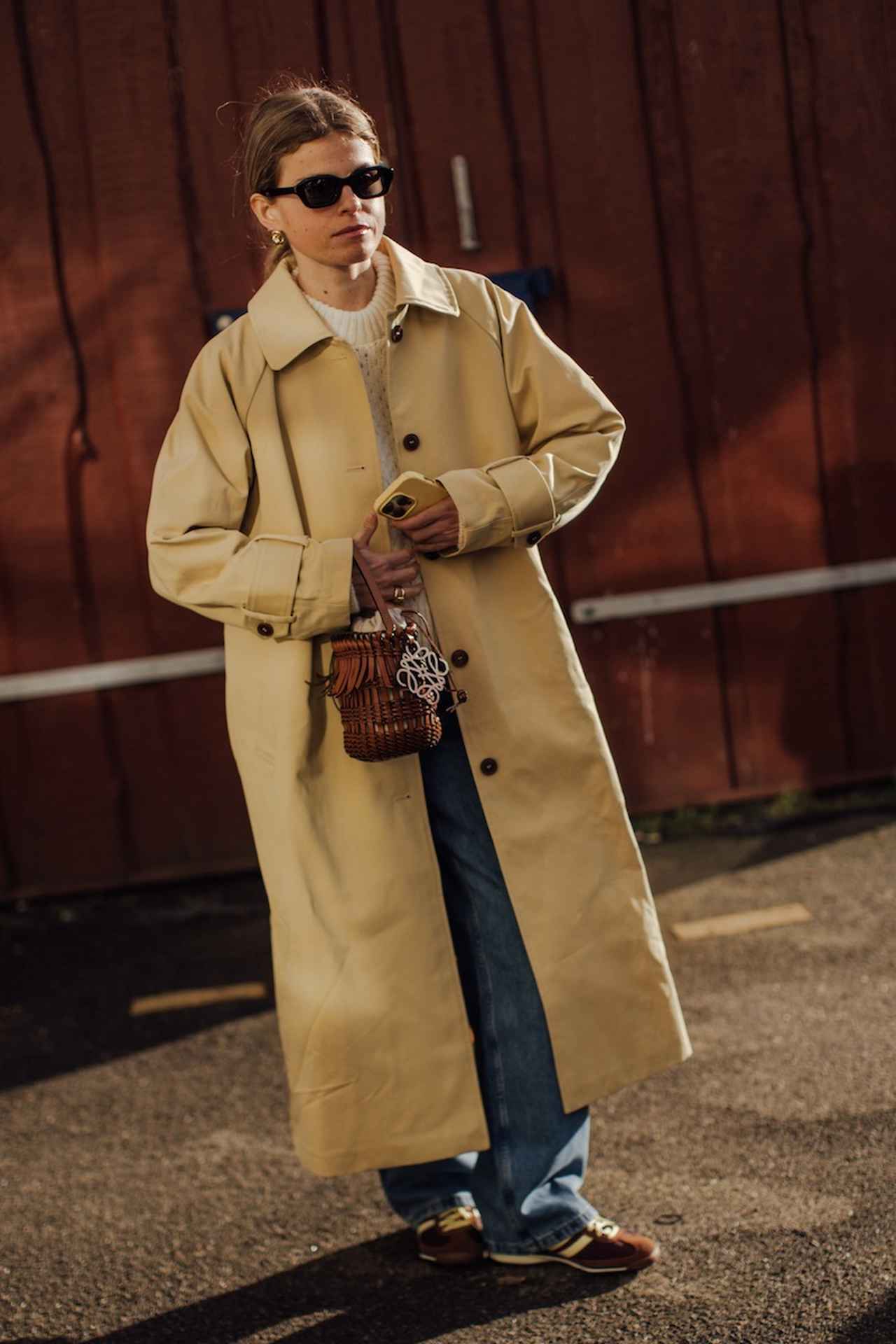 画像: レザー素材のかごバッグなら冬の街中にもマッチ