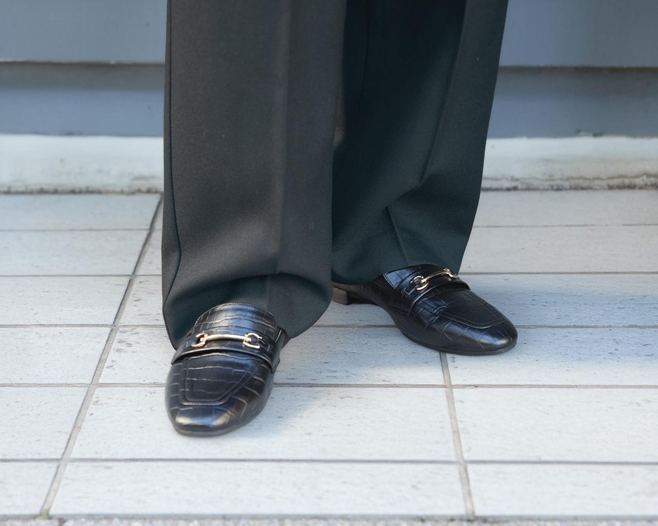 画像: 型押しローファーはかかとを踏んでもはける2wayタイプ。