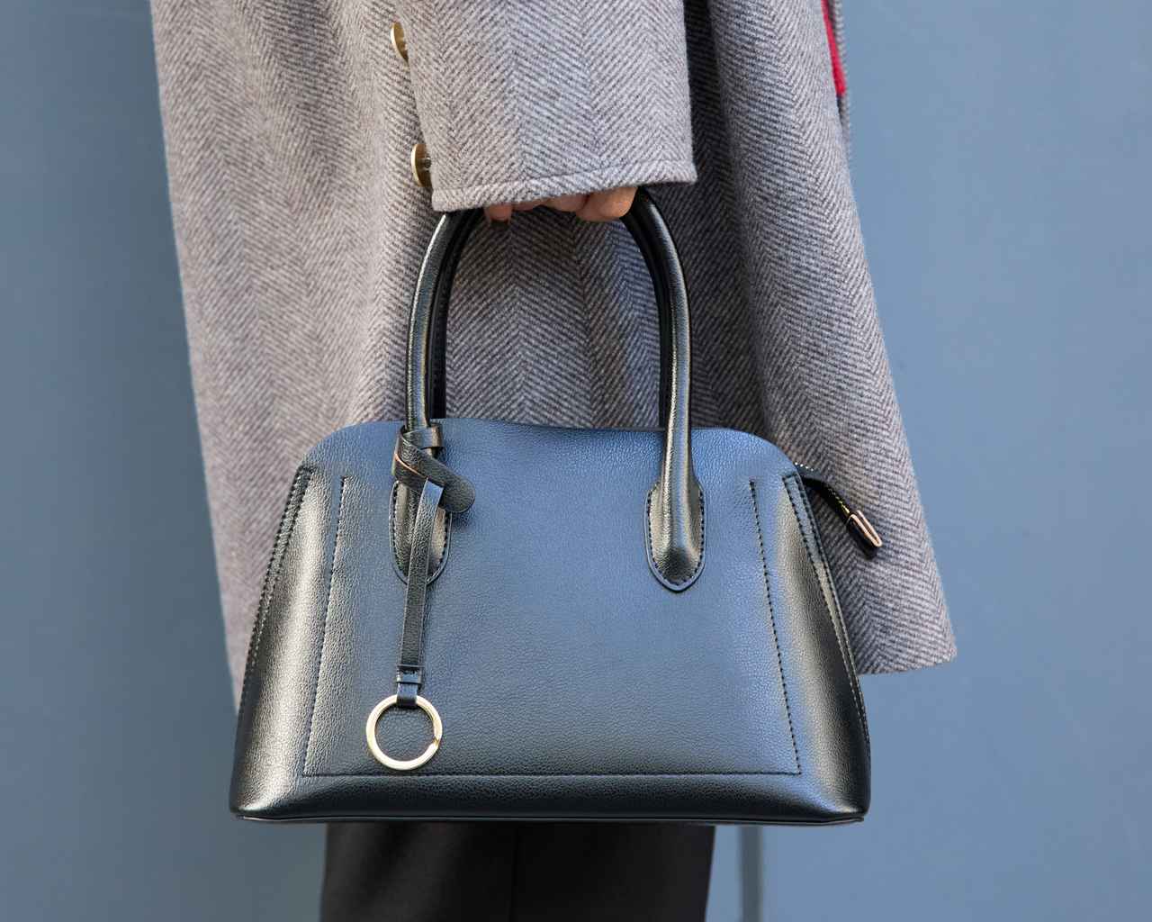 画像2: ハンサムな黒パンツが引き締め役