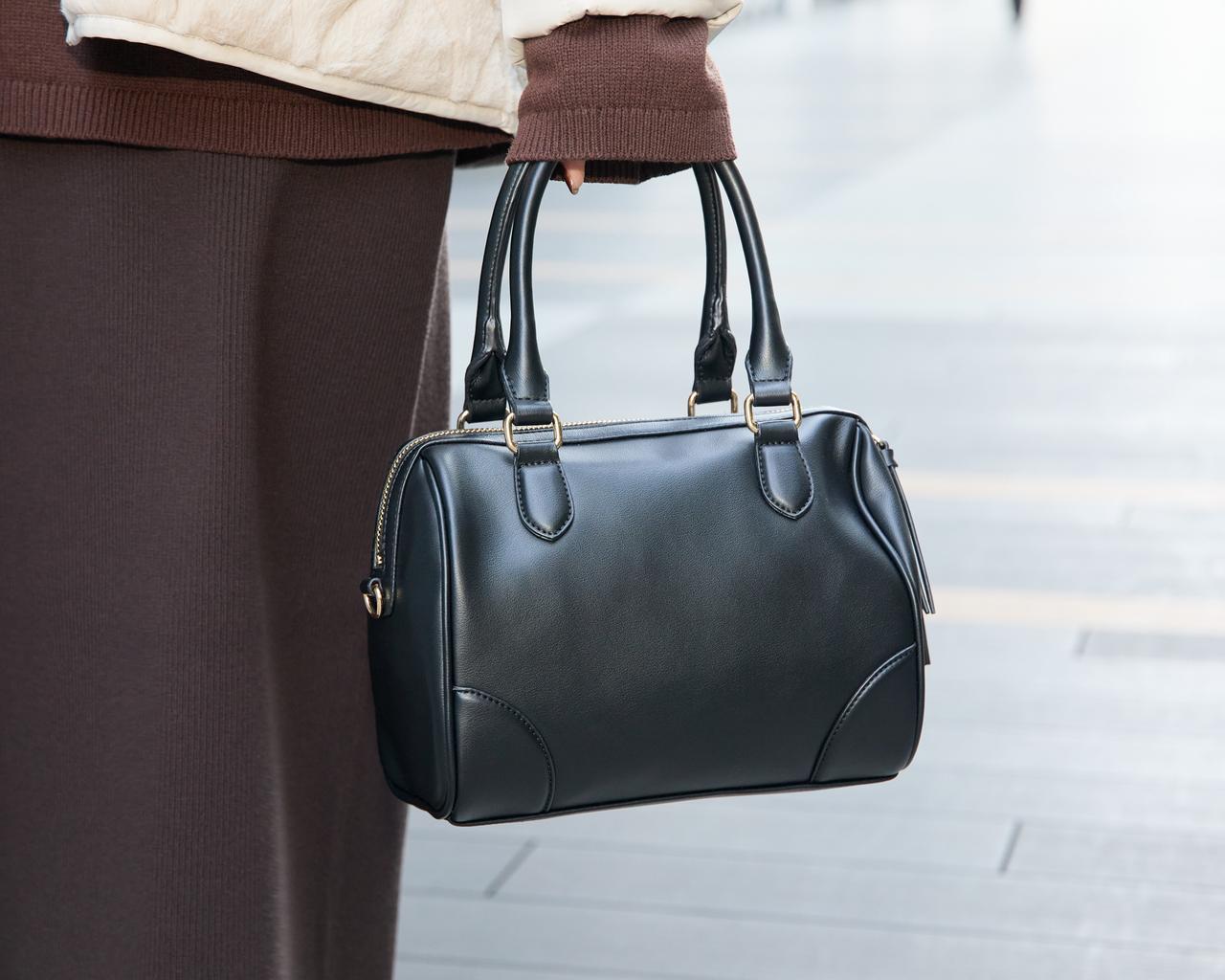 画像: バッグもレザー調のブラック×ゴールドの金具で品よくまとめて。