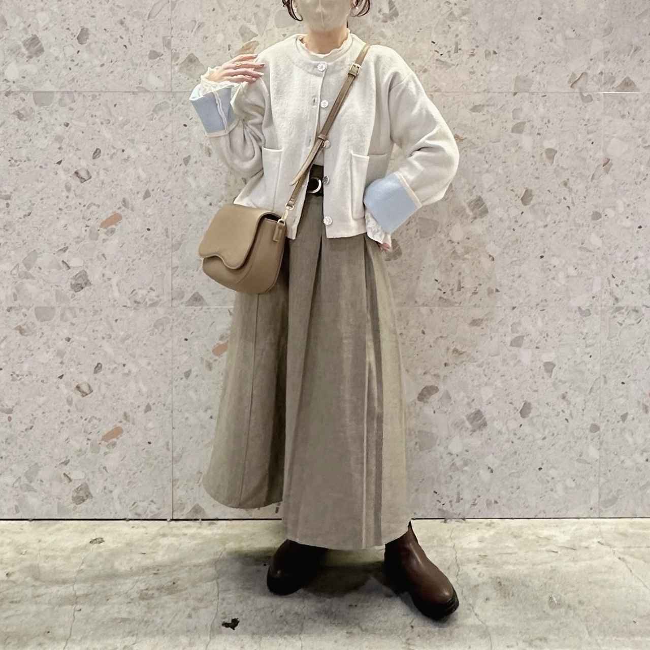 画像: 配色ニットカーディガン ✕ プリーツスカートの柔らかコーデ