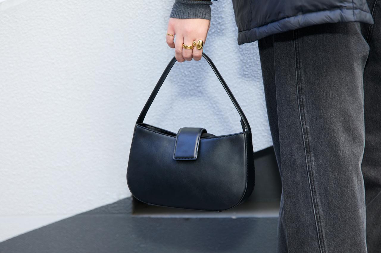 画像: バッグも大好きなブラックで揃えて。