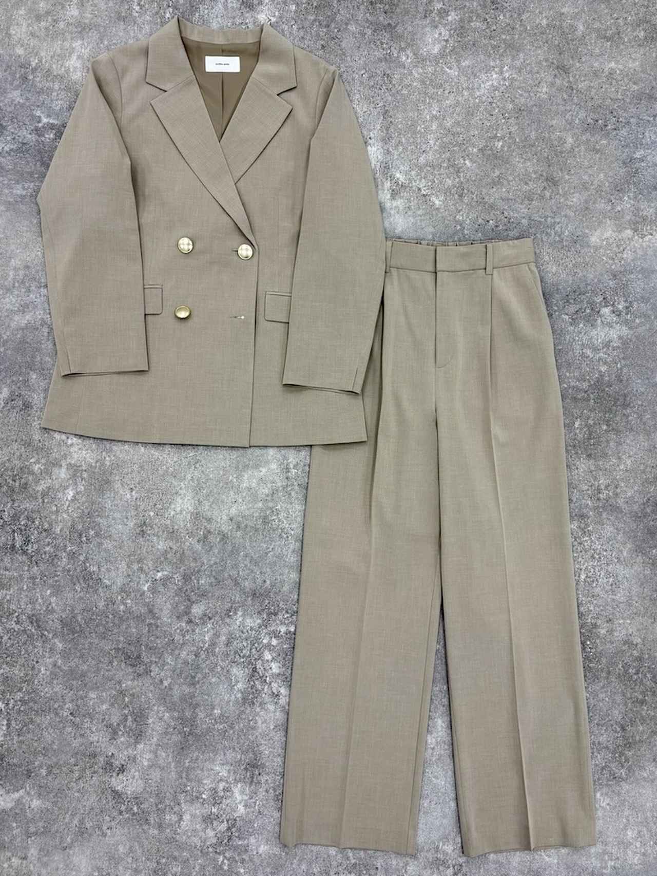 画像: ウツクシルエットダブルジャケット/581025（ライトベージュ）¥10,990、ウツクシルエットワイドストレート/581010（ライトベージュ）¥5,990 出典：グローバルワーク