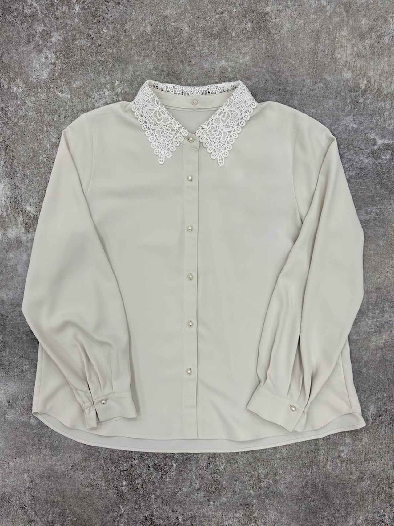 画像: キレイつづく襟2WAYブラウス/581011（オフホワイト）¥4,990 出典：グローバルワーク