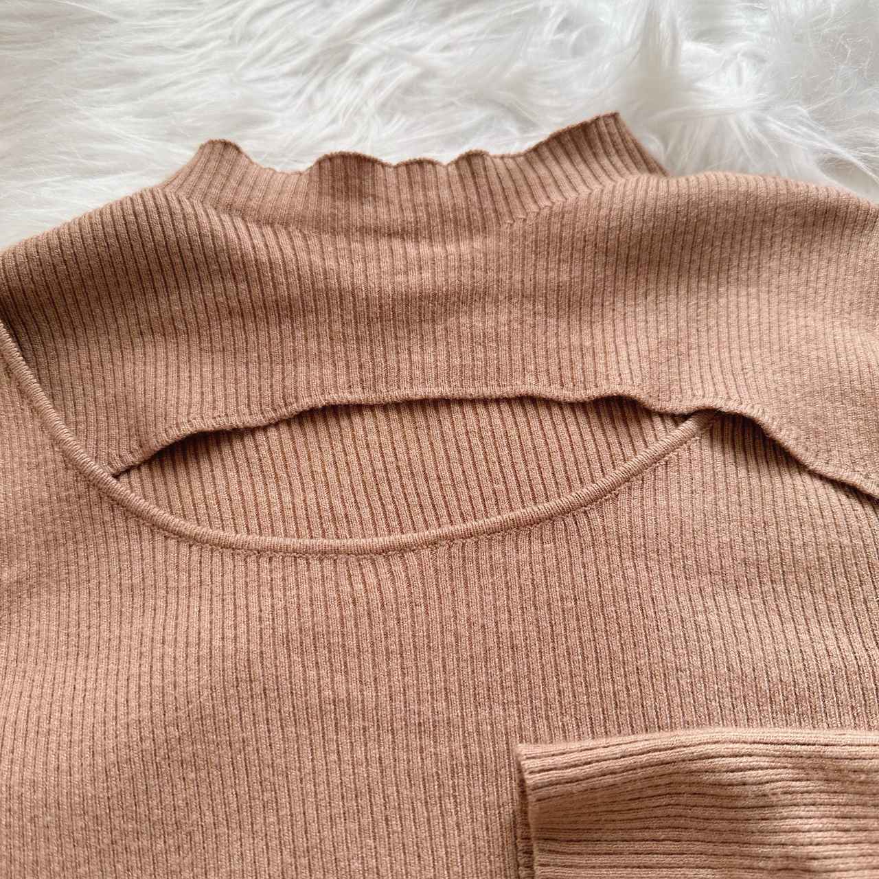 画像: 視線を引く胸元のデザイン