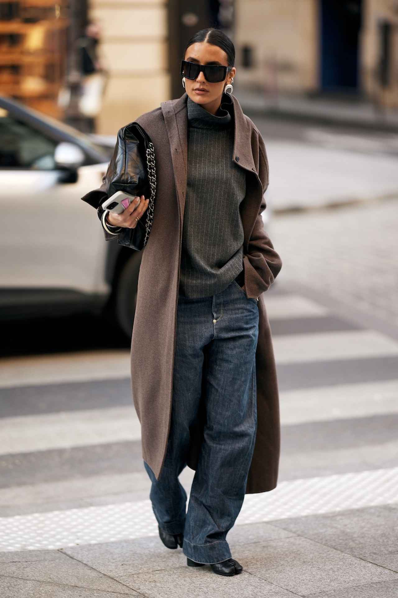 画像: すっと落ちるコートを重ねスタイリッシュに導く