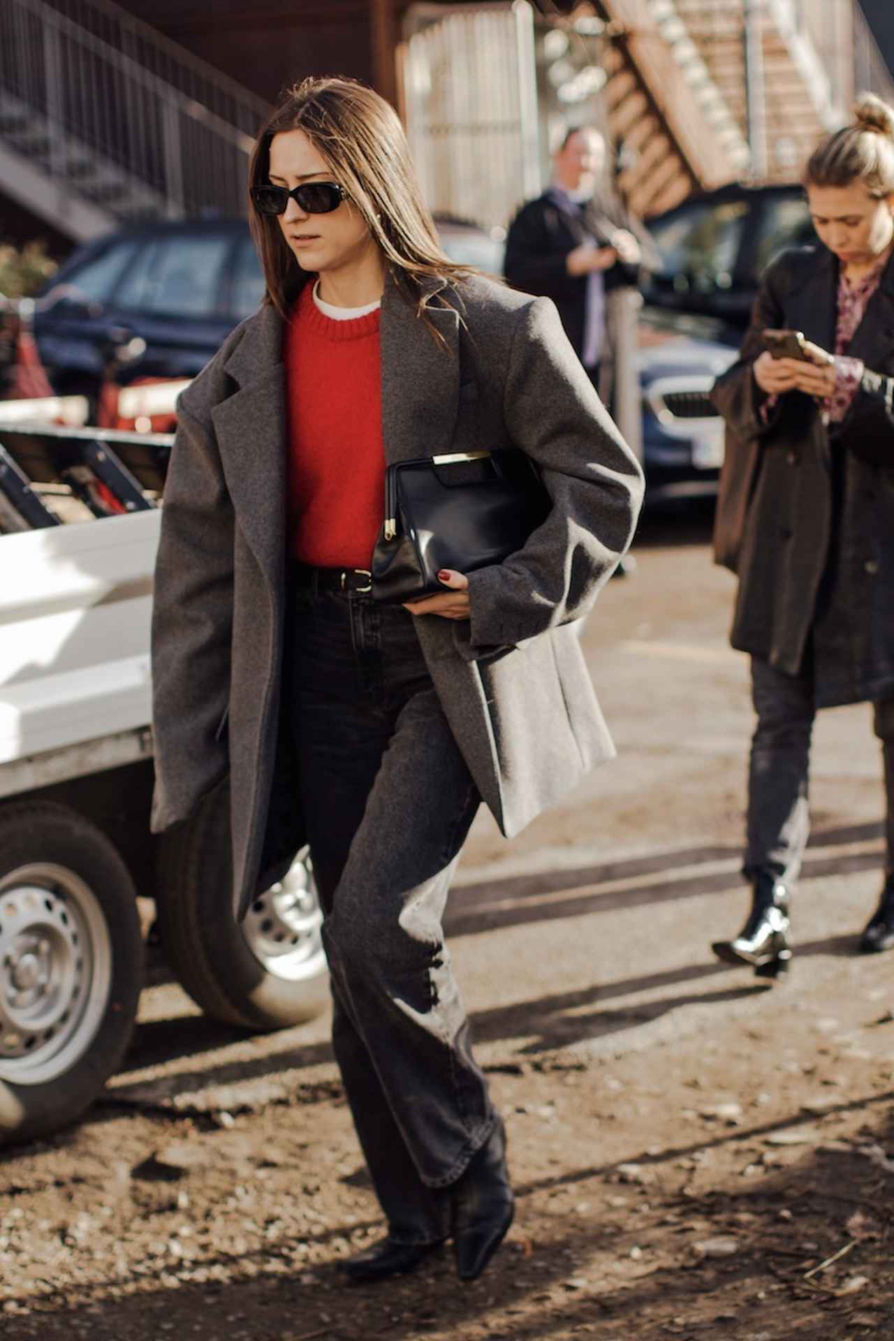 画像: 濃淡をつけたグレーに赤を差す