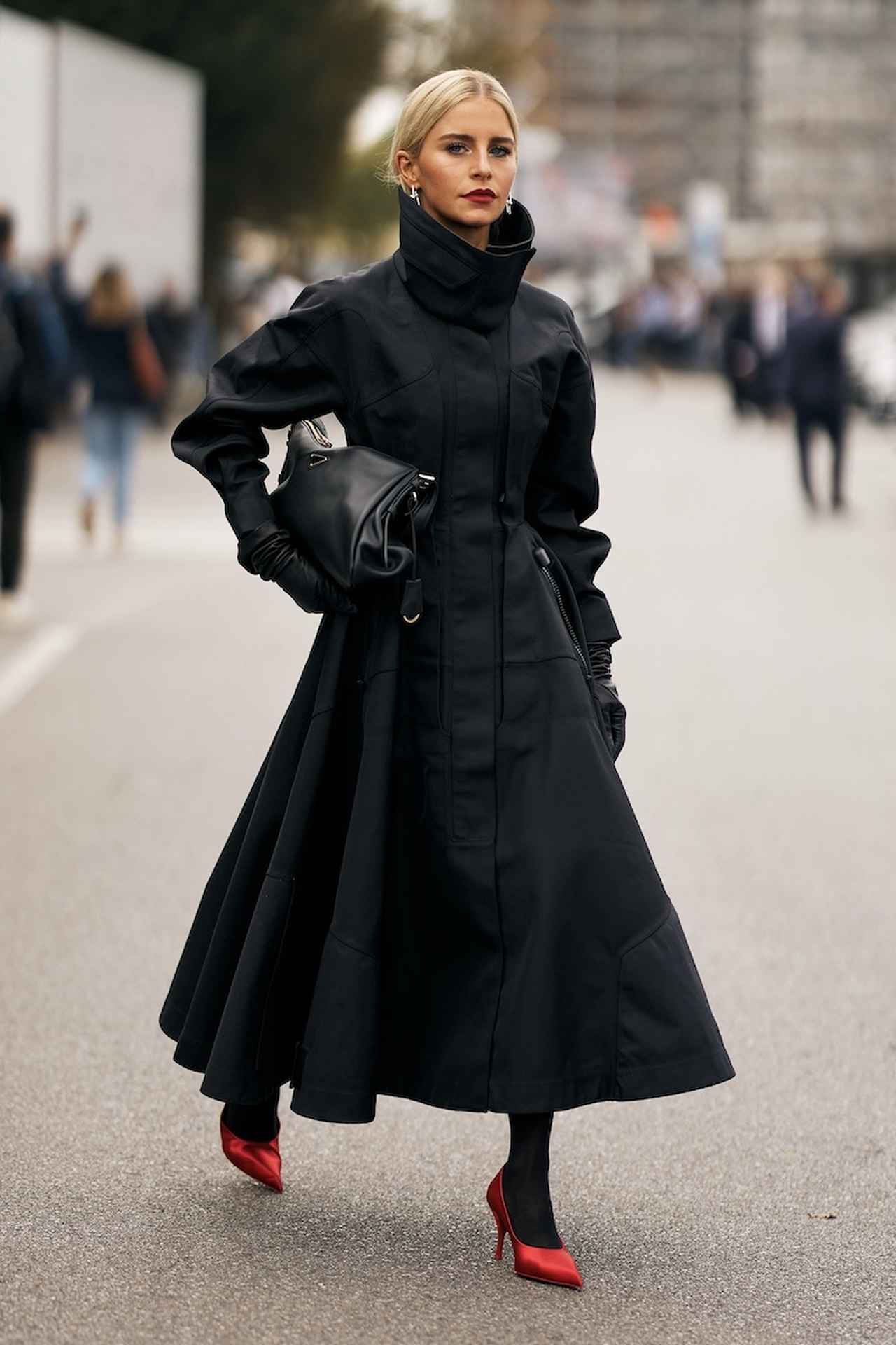 画像: オールブラックのなかでレディな赤が映える