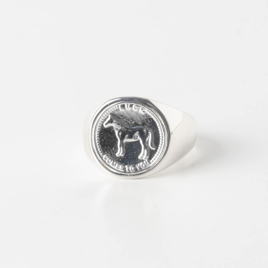 画像: SYMPATHY OF SOUL STYLE LUCK Horse Coin Ring ¥16,500（かぐれ） 出典：アーバンリサーチ