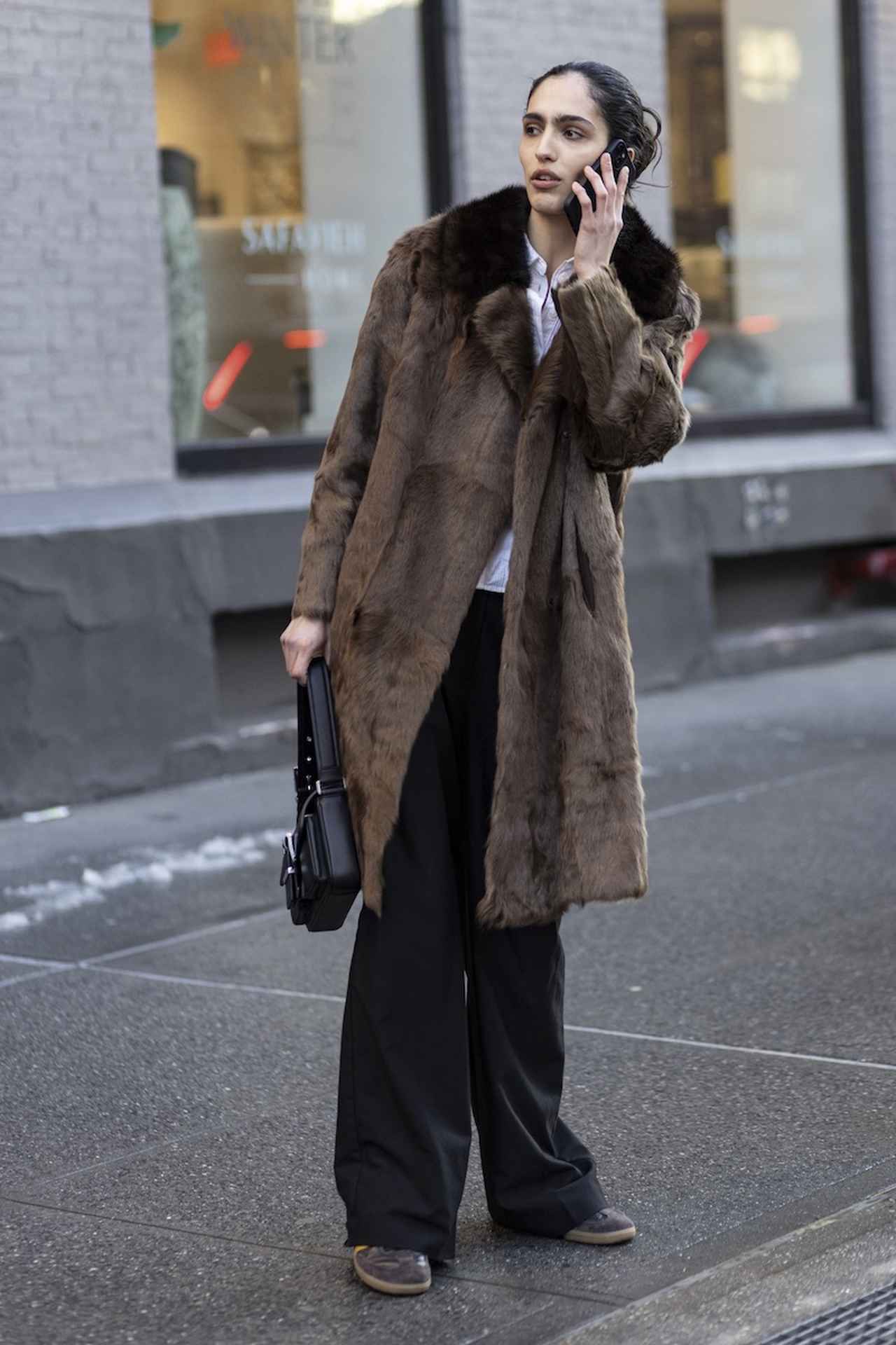 画像: 毛足の短いファーコートをセレクト