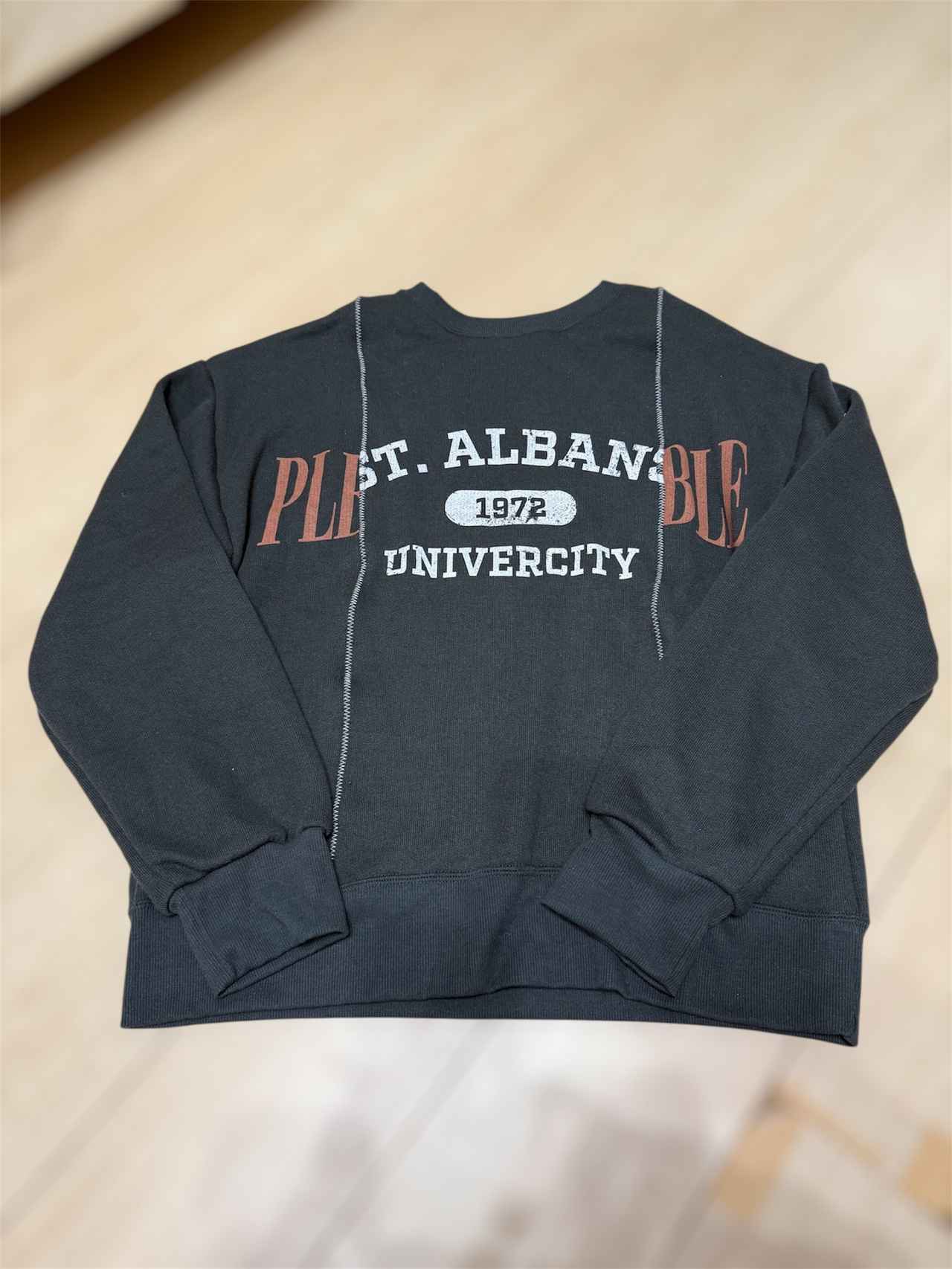 画像: 一風変わったトレーナー