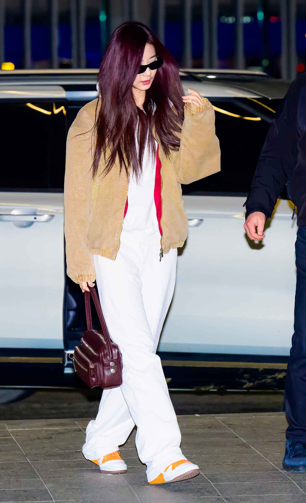 画像: 【TWICE ツウィ】リラックスウェアを都会的に昇華