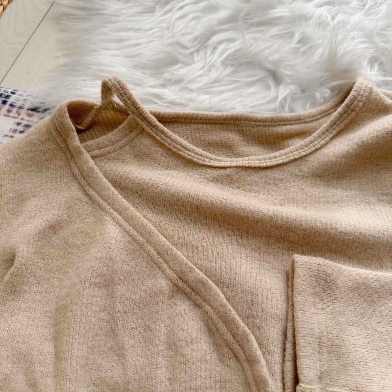 画像: 肩カットデザインでほどよい抜け感