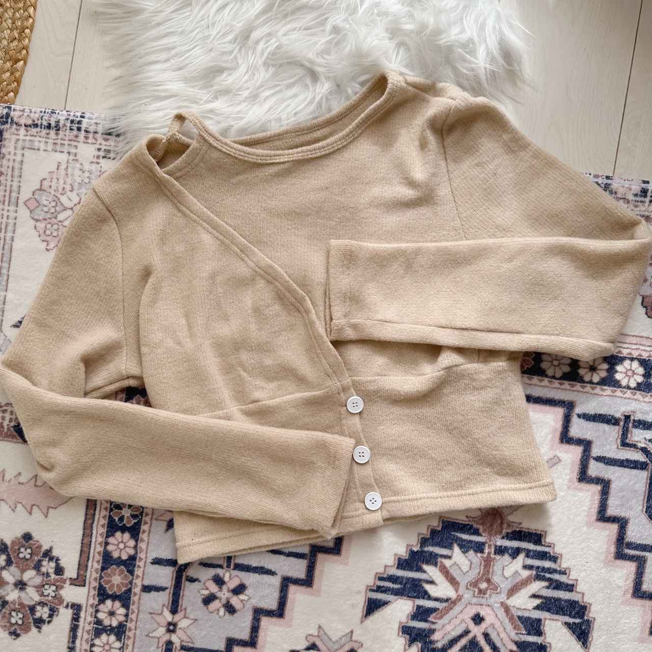 画像: オフショルダーラウンドネック