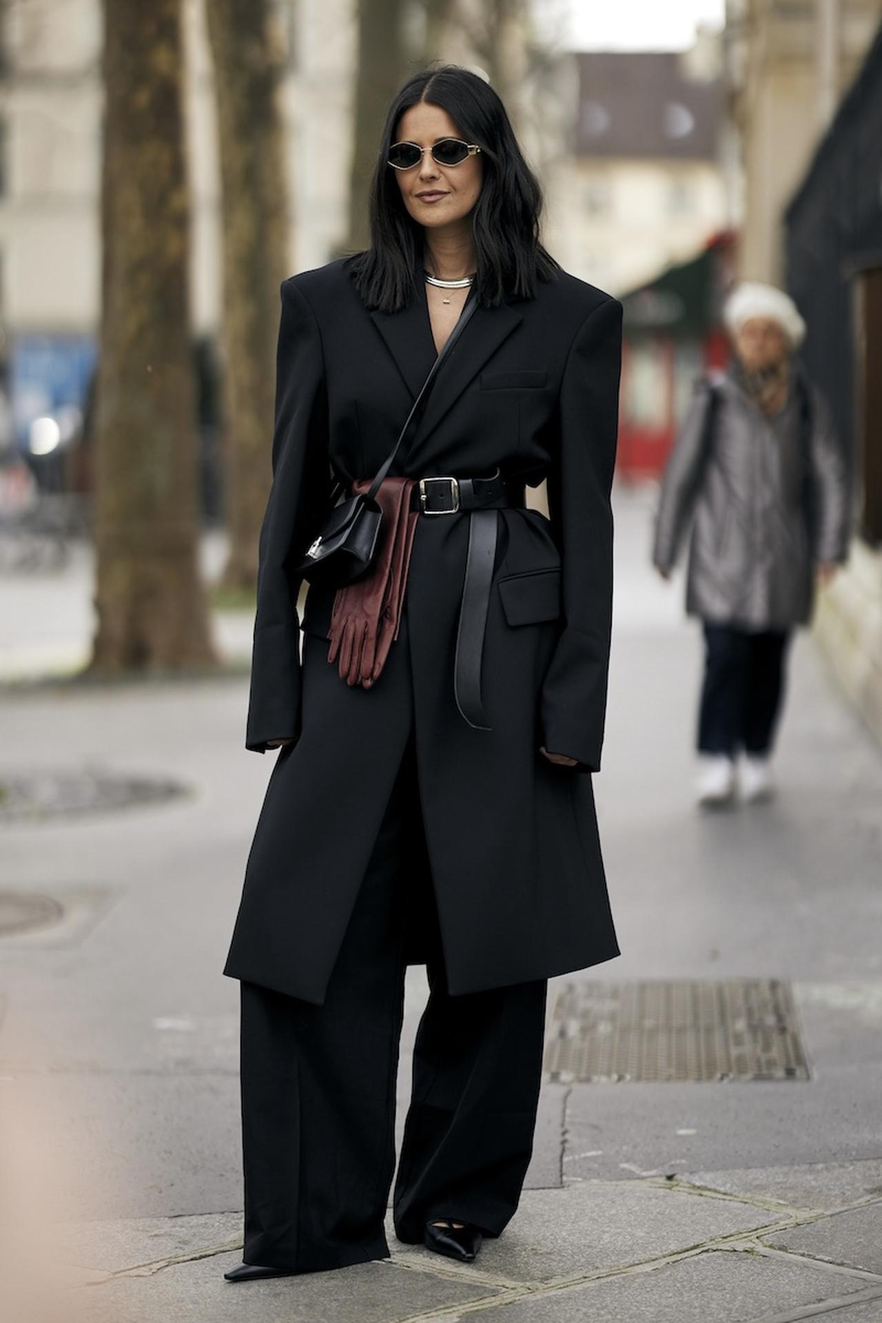 画像: 黒のなかでマチュアな赤が映える