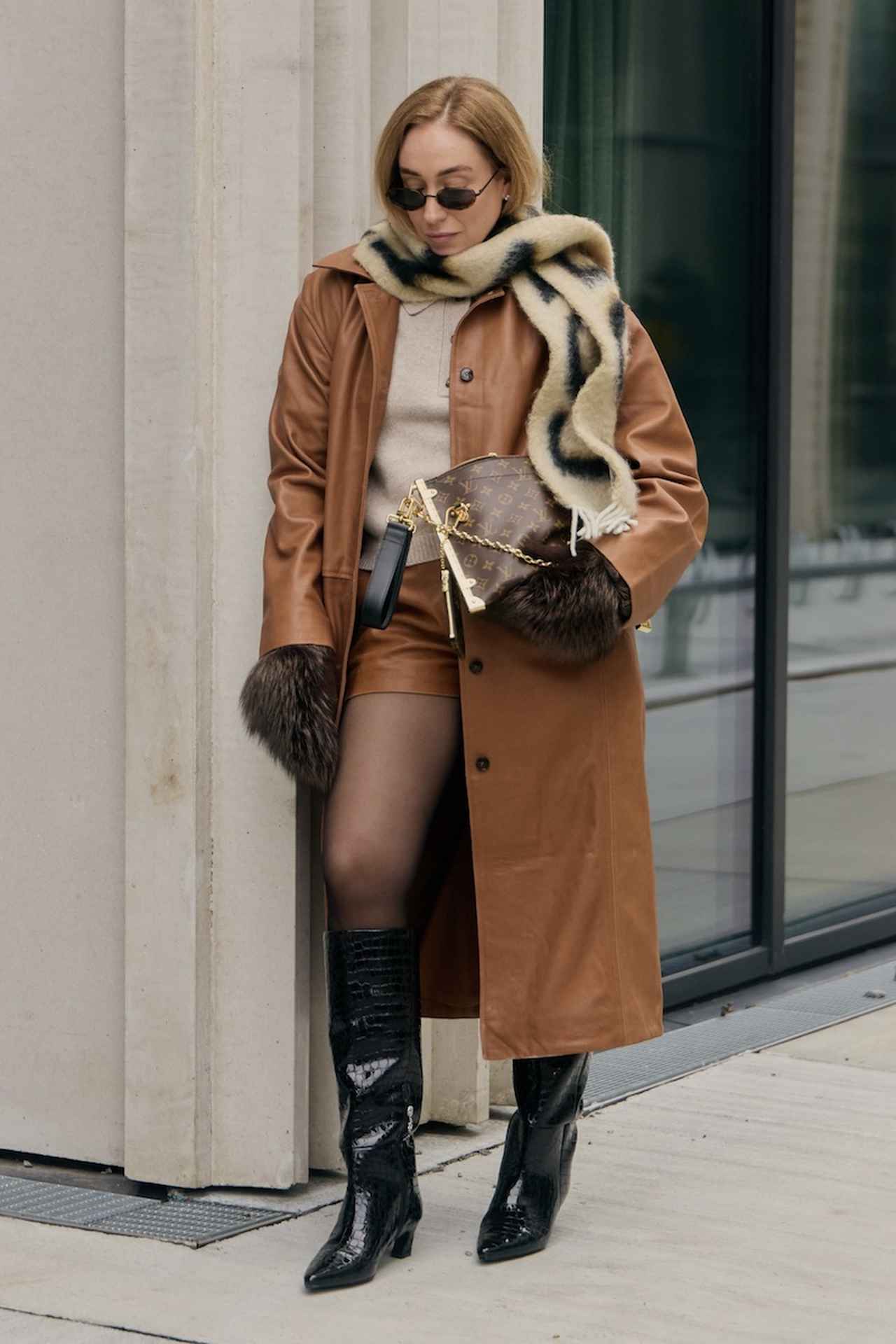 画像: ふわふわ素材を首元と手元にあしらって