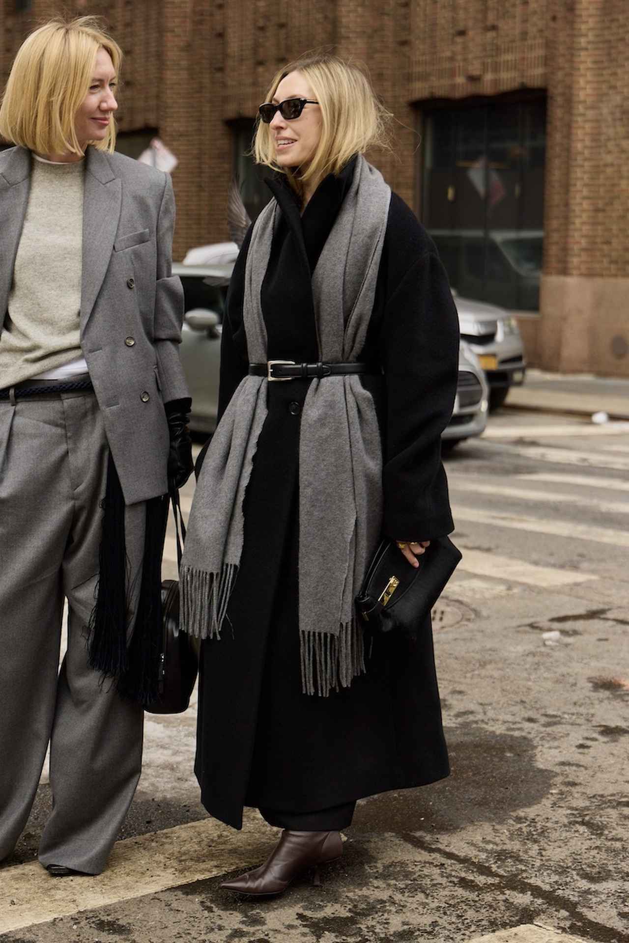 画像: ストールをベルトマークしてスタイルアップ