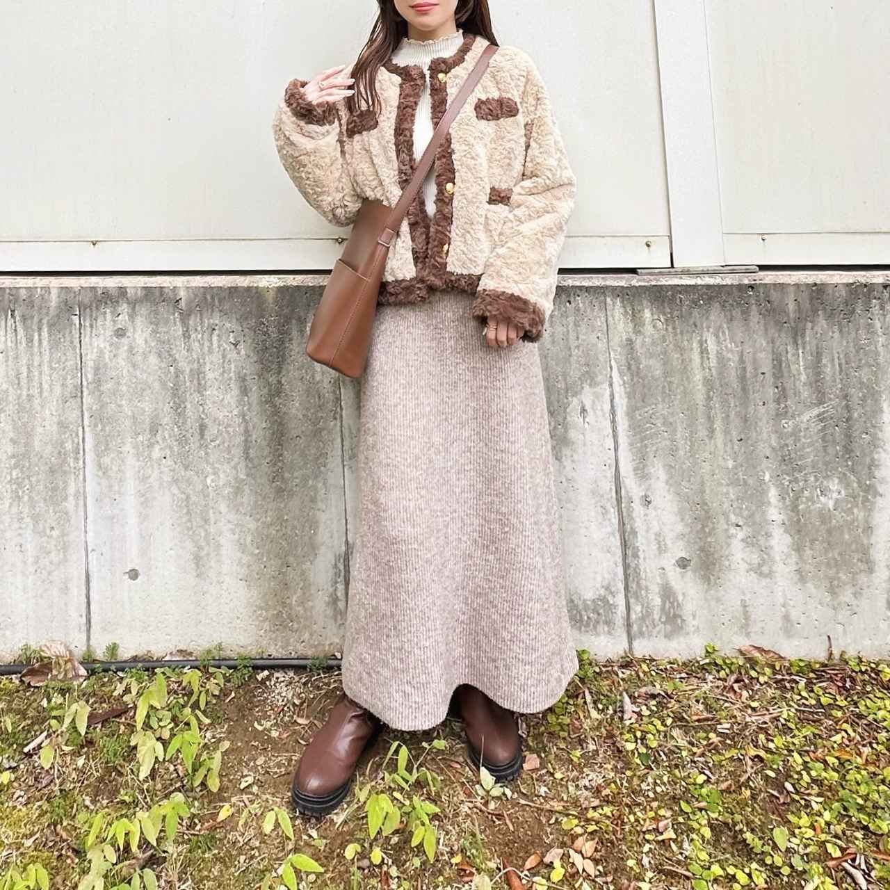 画像: ニットスカートでまとめた優しい統一感