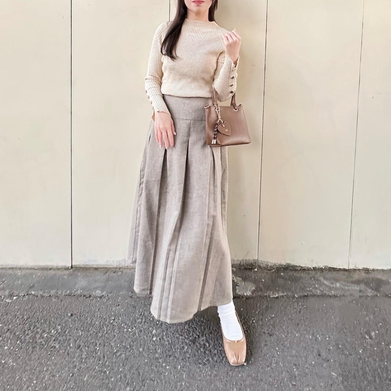 画像: プリーツスカート合わせでほどよく華やかな着こなし