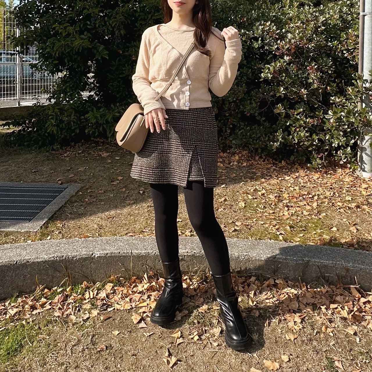 画像: ミニ丈ボトムスでつくるすっきりバランスコーデ