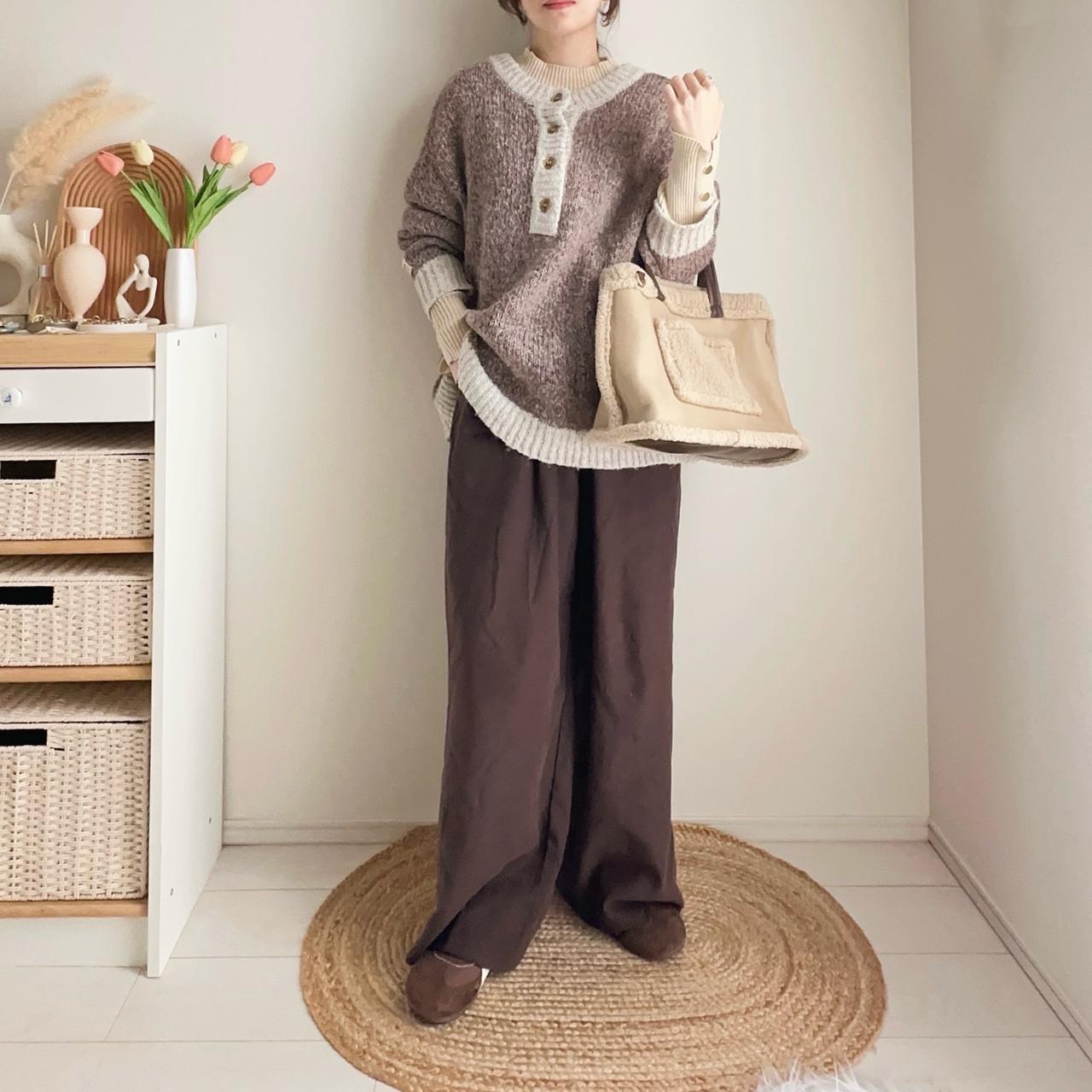 画像: ニットと重ねたレイヤードスタイル