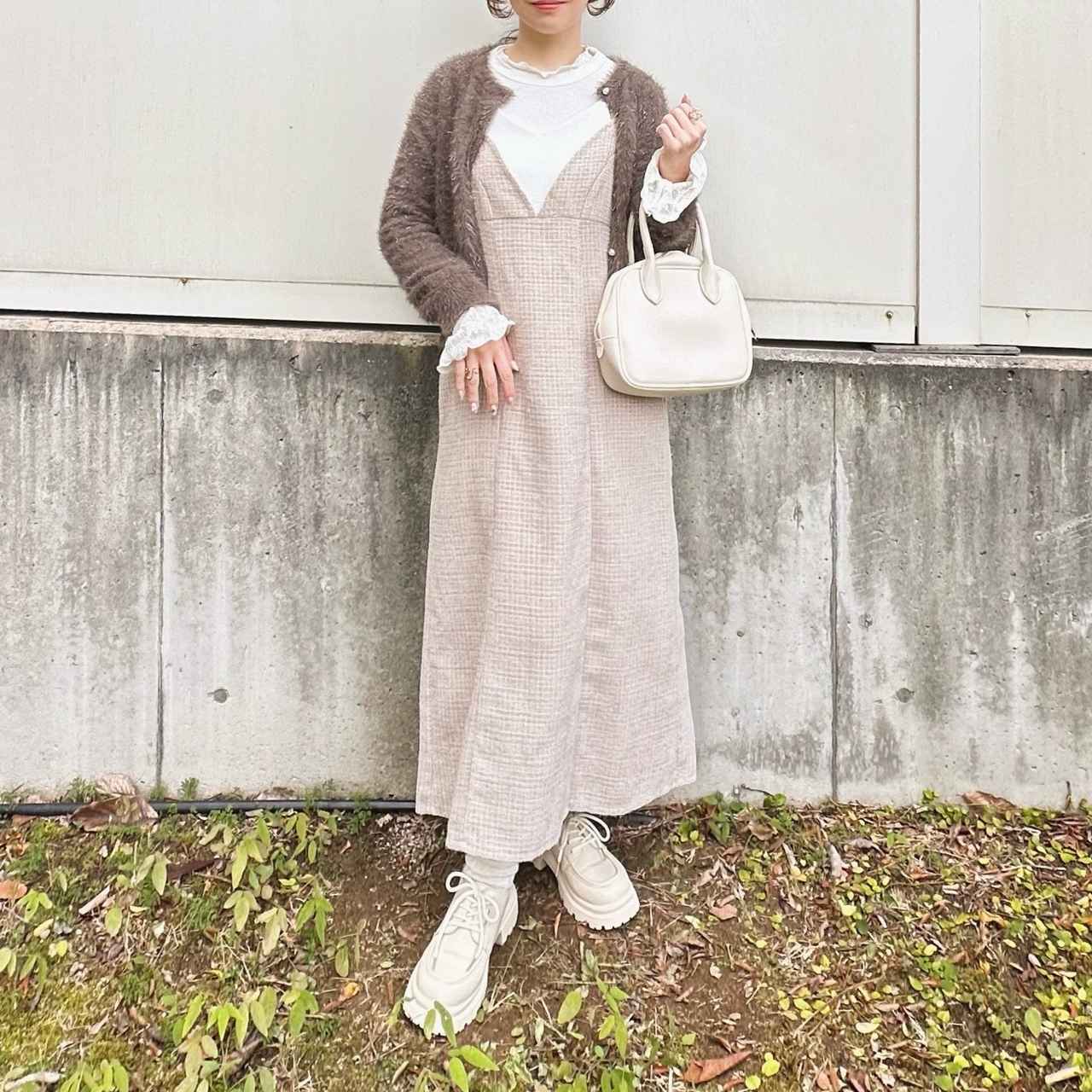 画像: キャミワンピースと合わせた優しいレイヤード