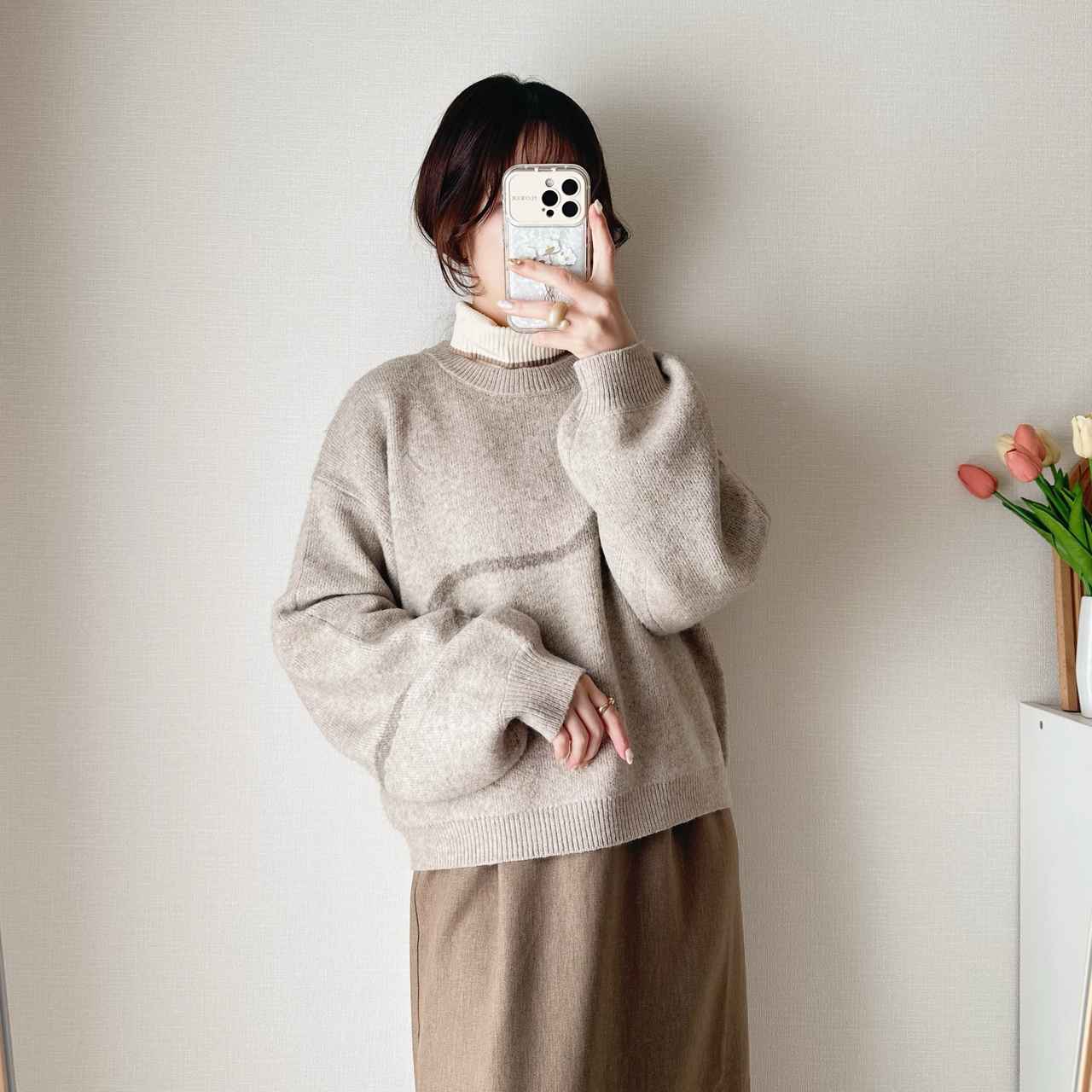 画像: ボリューム袖でたぽんとしたシルエット