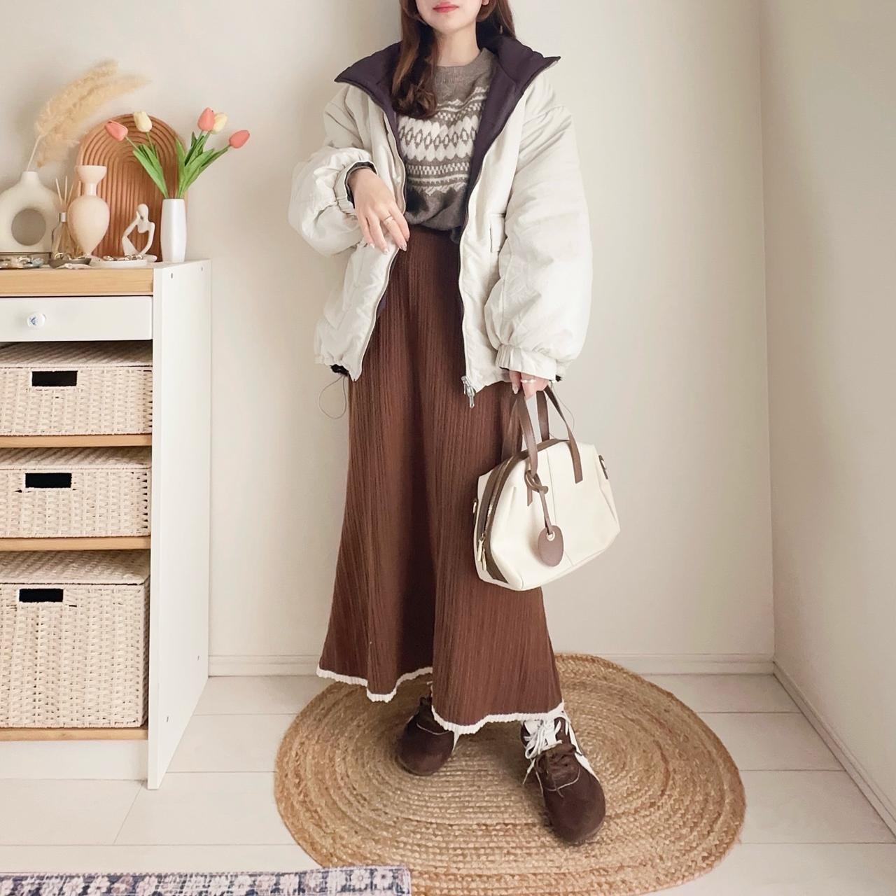 画像: ホワイト ✕ ブラウンにダウンでカジュアルさをプラス