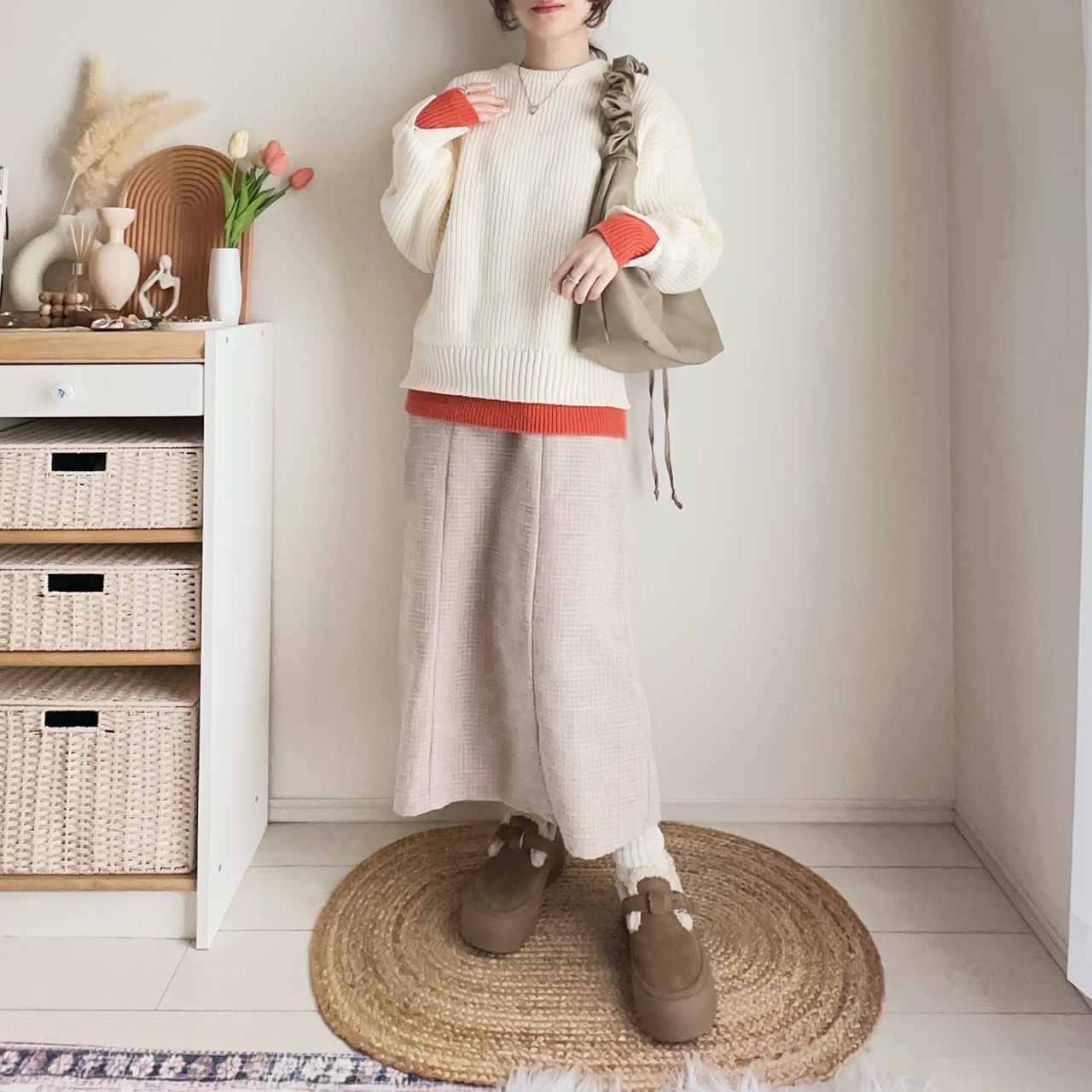 画像: 配色ニットと合わせた優しいバランスコーデ