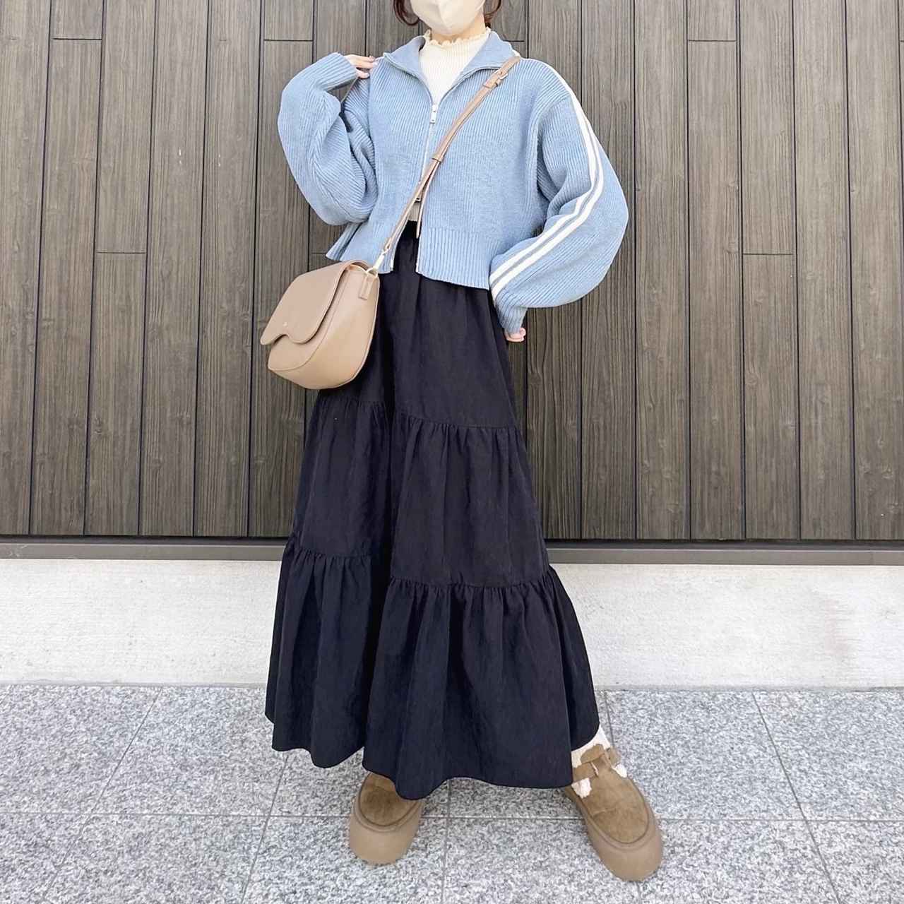 画像: ブルーニットが映えるティアードスカートコーデ