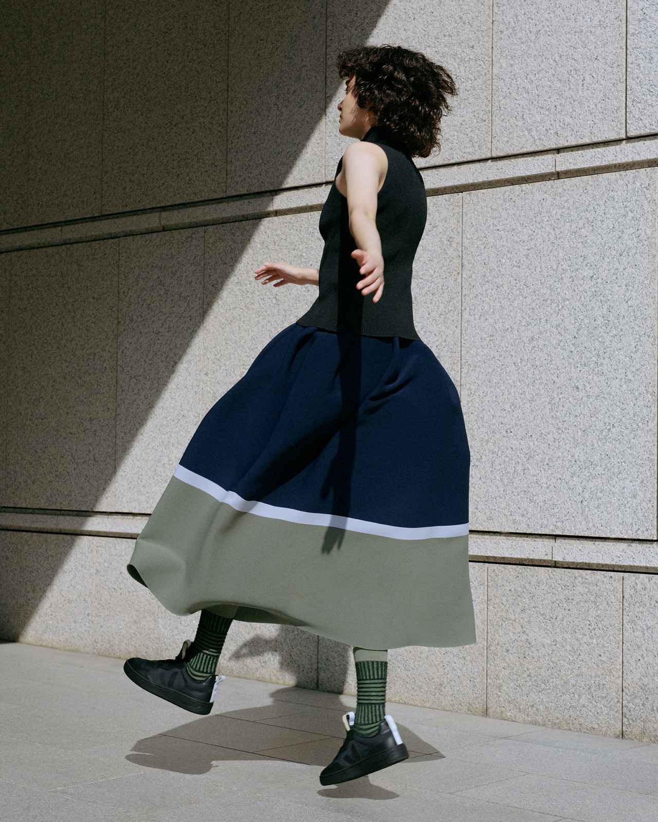 画像: CFCLのシグネチャーカラーでもある淡いブルーをアクセントとして取り入れたブラック。©CFCL Inc. 出典:www.veja-store.com