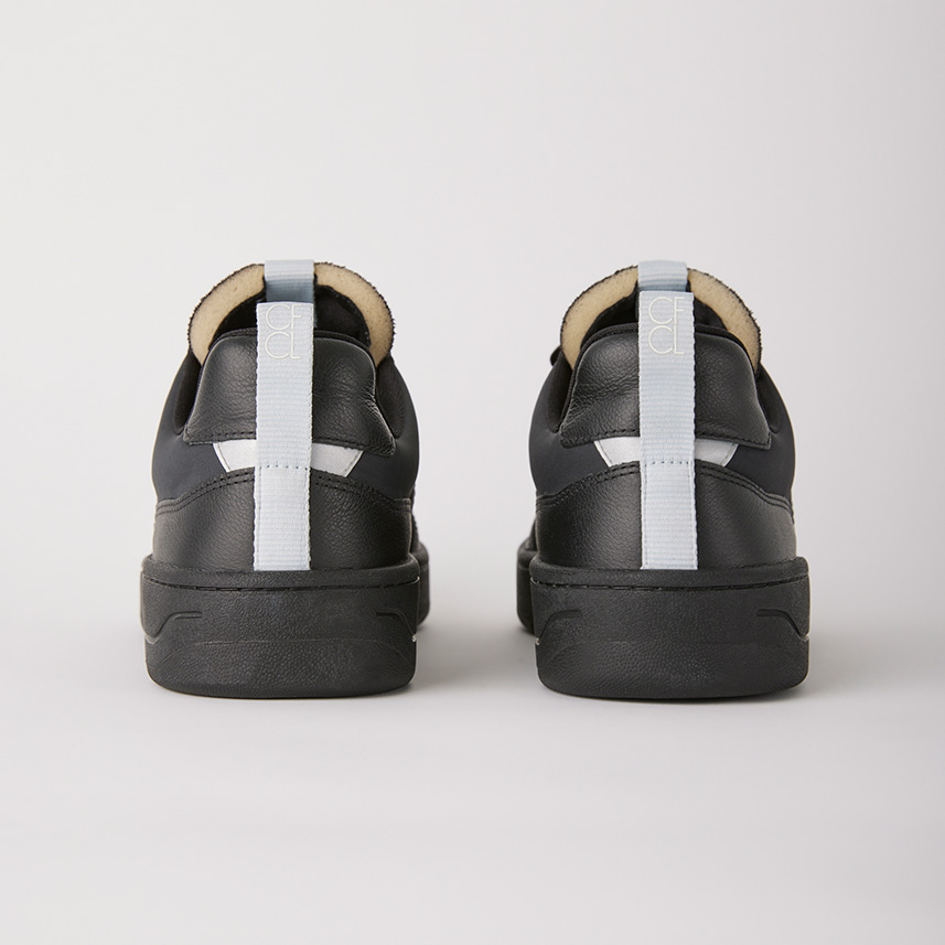 画像: かかと部分にさりげなくあしらわれたロゴ ©CFCL Inc. 出典:www.veja-store.com