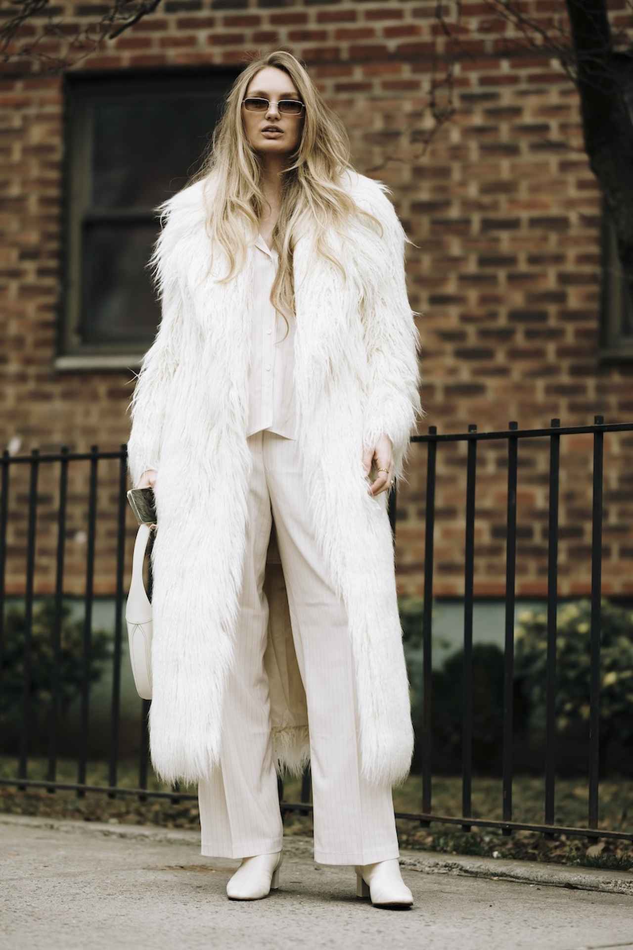 画像: ふわふわファーを揺らして視線を奪う