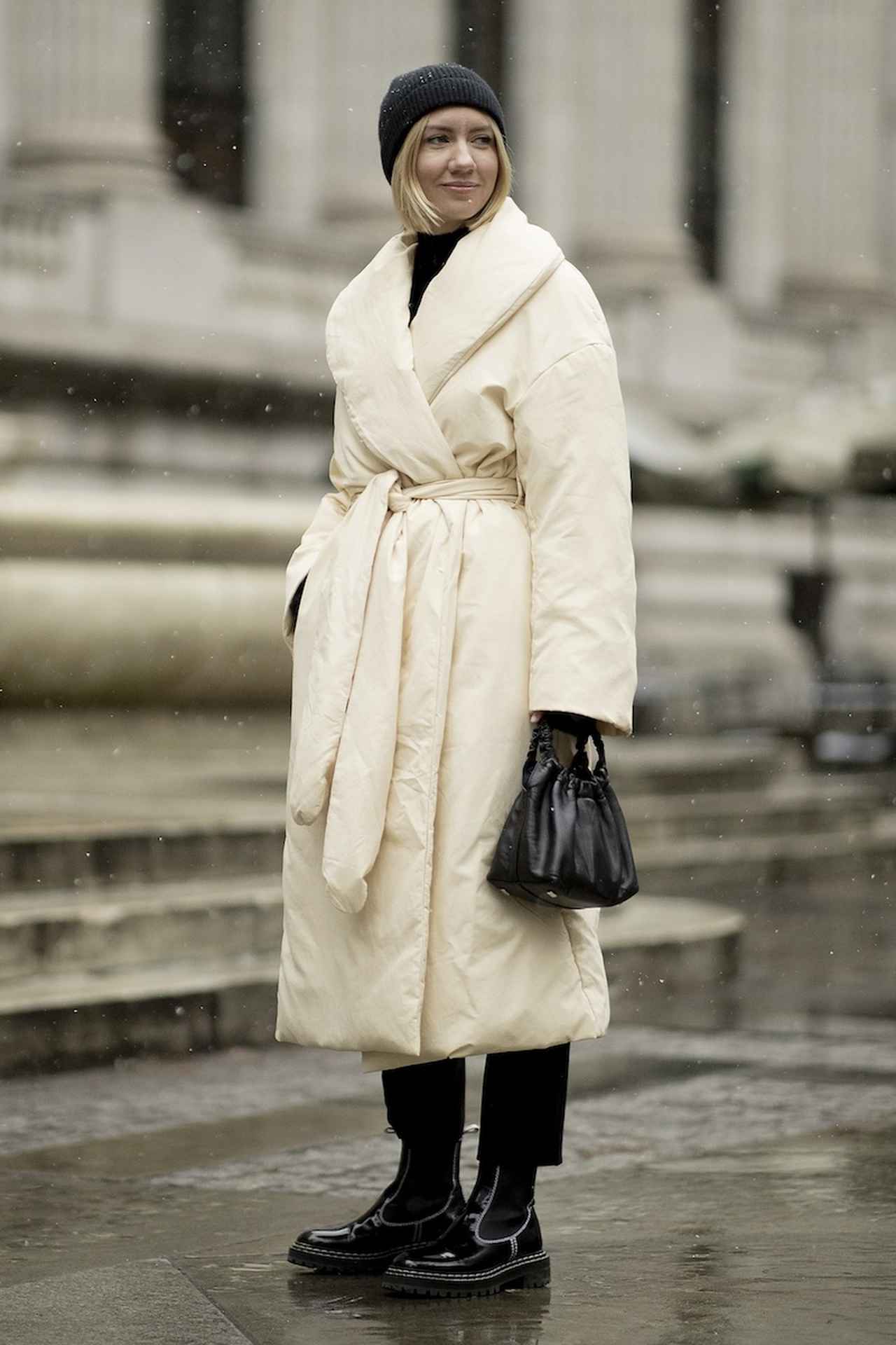 画像: パファーなコートをすっきり着こなす