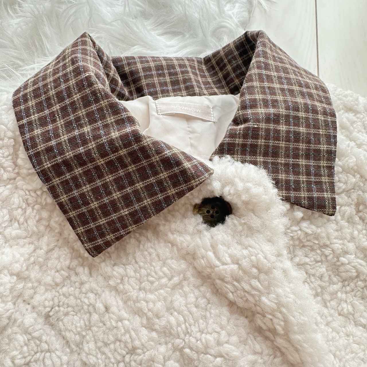 画像: 襟のチェックがさりげないアクセントに