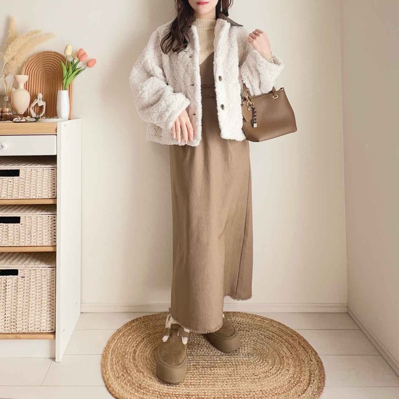 画像: 淡色コーデにプラスして優しくまとまる