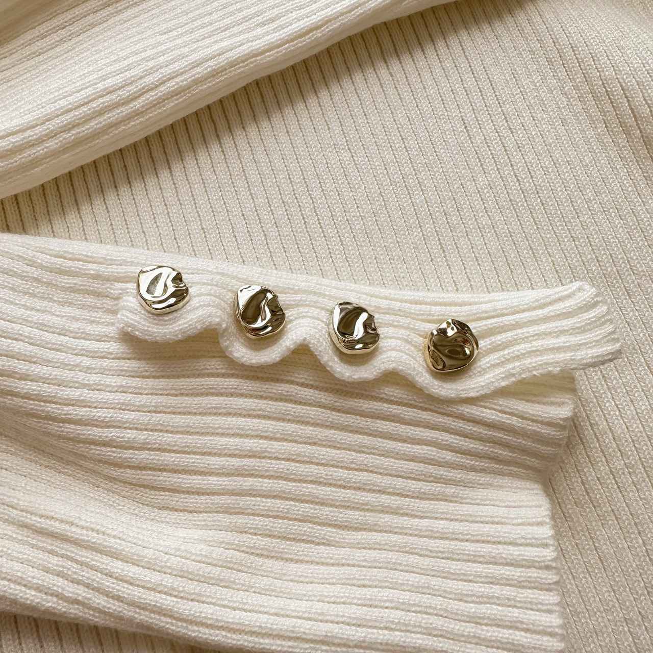 画像: 袖口のニュアンスボタンがさりげないアクセント