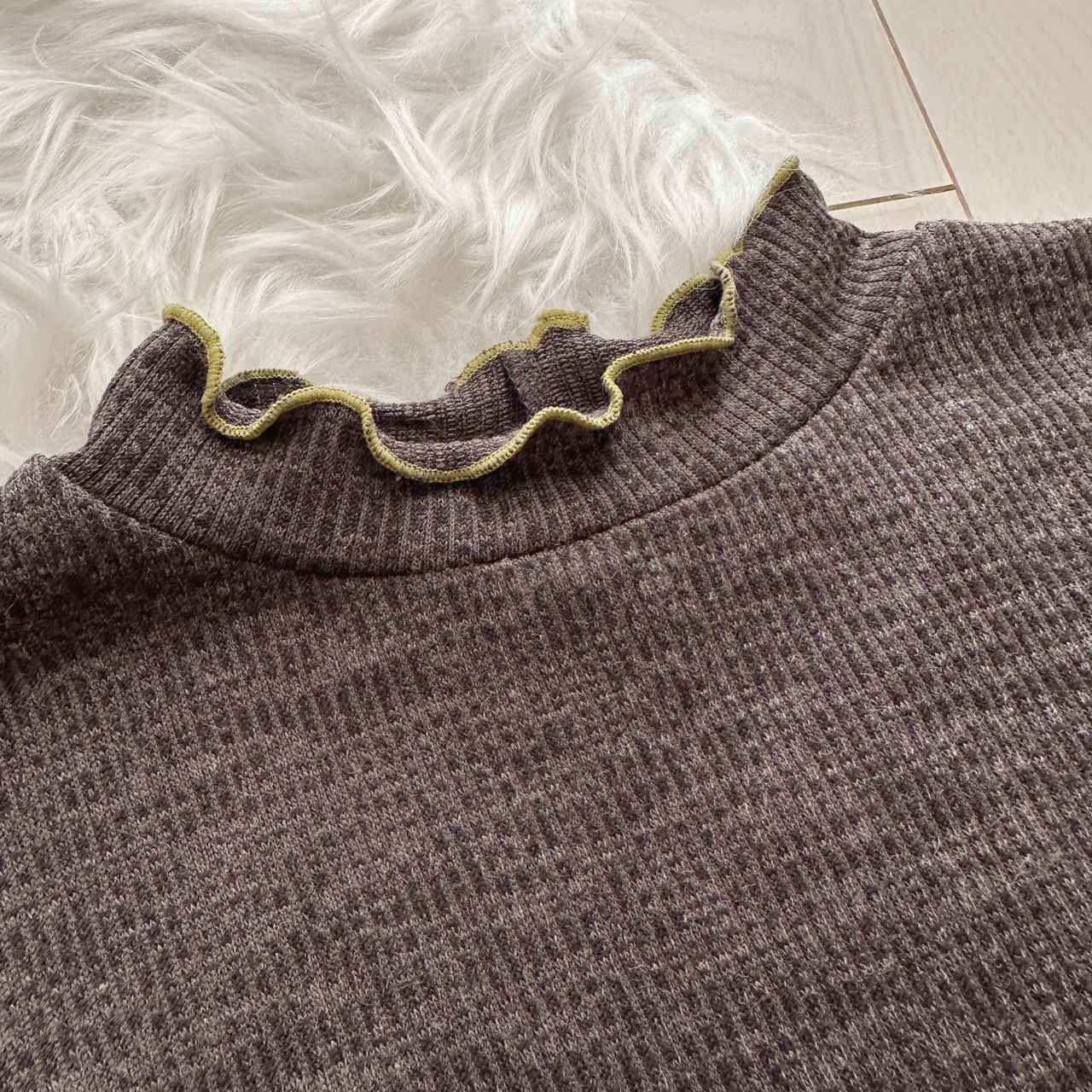 画像: 袖口と首元のメローがさりげなくかわいい