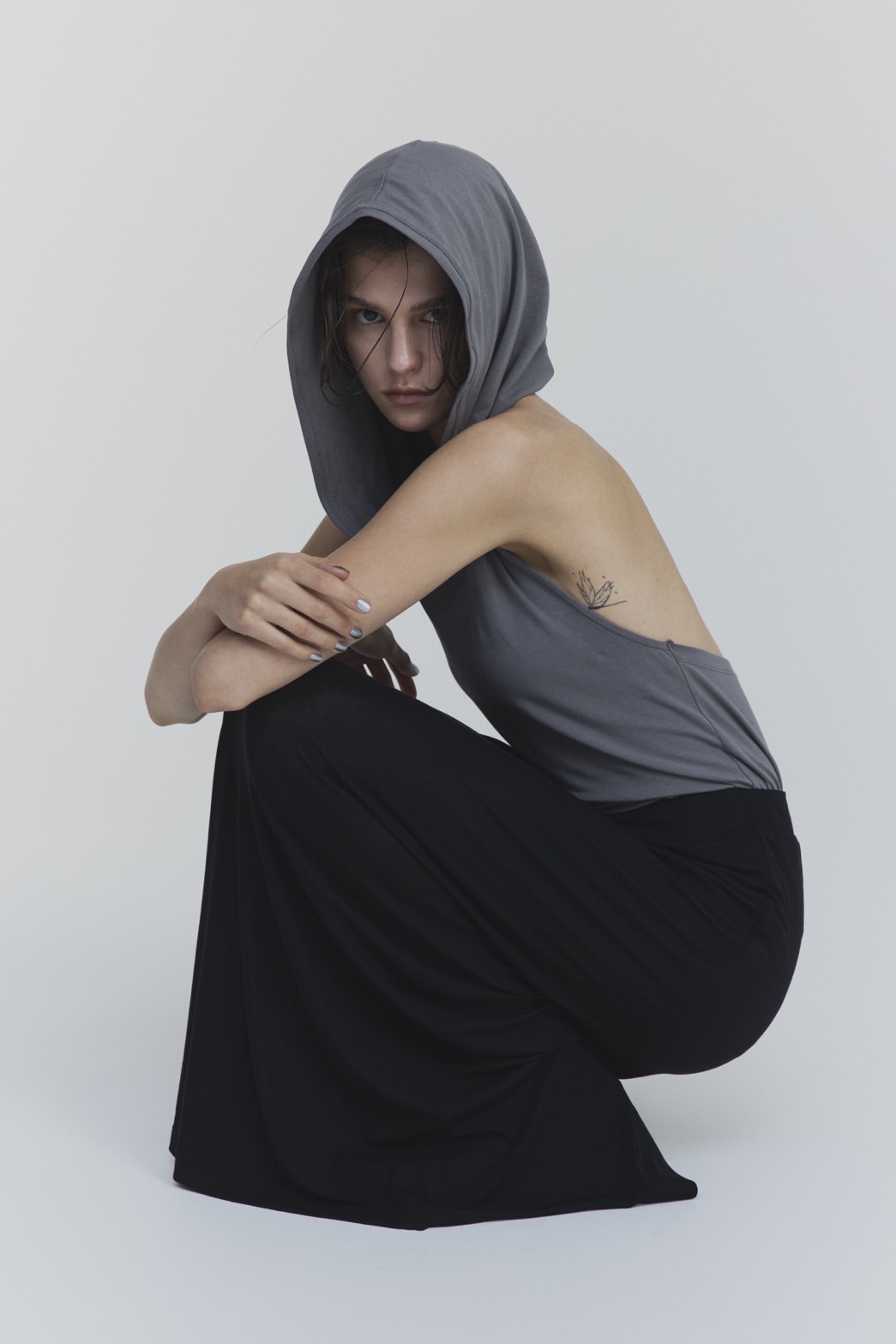 画像: ホルターネックフーディ¥11,000 ロングスカート¥16,500(すべて税込)