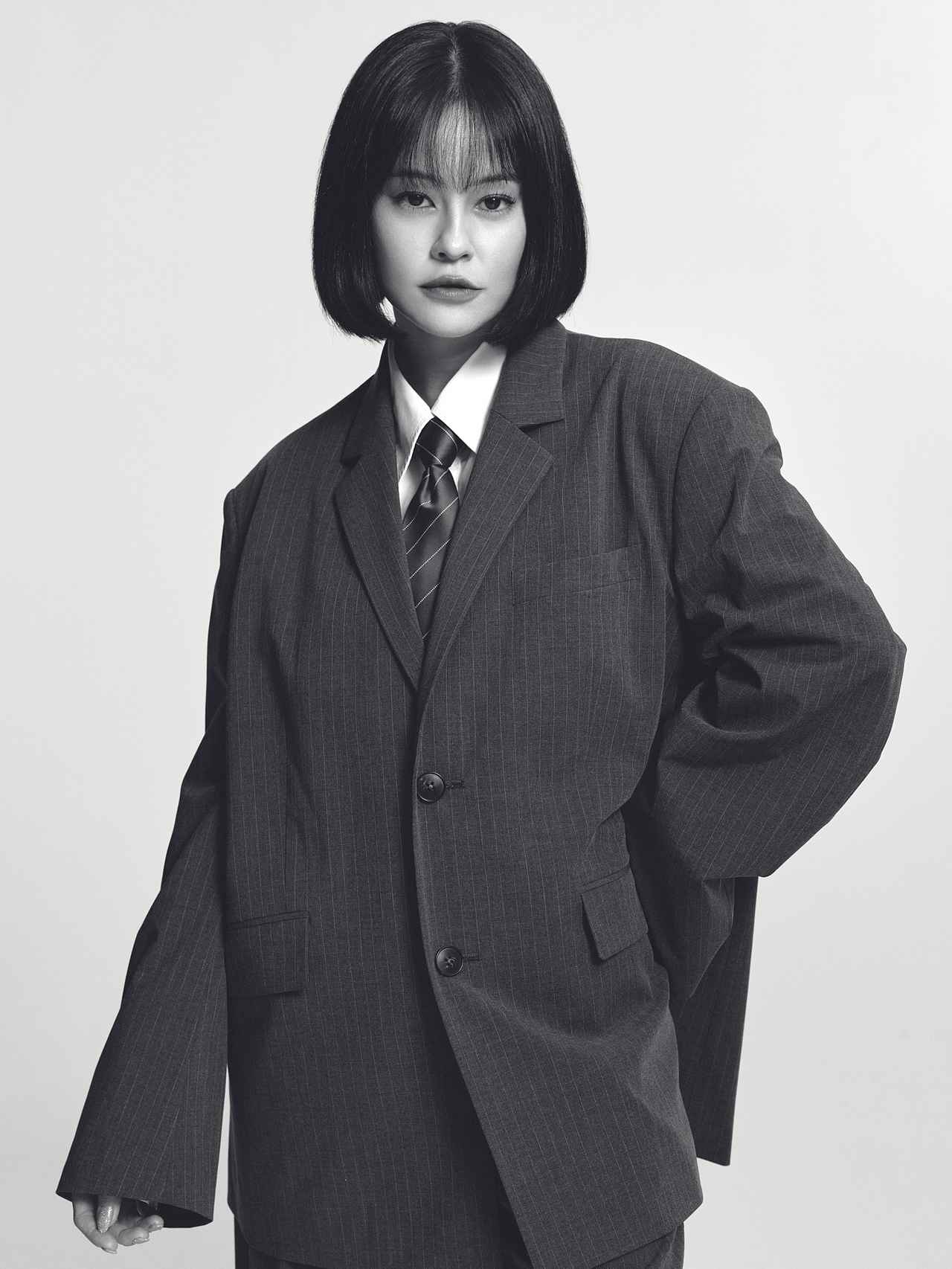 画像: emma(モデル/ERブランドディレクター)2012年、雑誌の表紙を飾りプロモデルとしてデビュー。「ViVi(講談社)」専属モデル、「A-Studio(TBS)」9代目MCアシスタントを経て、さまざまなファッション誌でカバーを飾る傍ら、ファッションショーやテレビ、イベントなどで活躍中。2020年には、ドラマと映画<妖怪人間ベラ>にて初のヒロイン役として出演し、2021年からは2年連続でSPACE SHOWER MUSIC AWARDSのメインMCを務める。現在はアパレルブランド・ER(イーアール)を立ち上げ、ディレクターとしても活動。