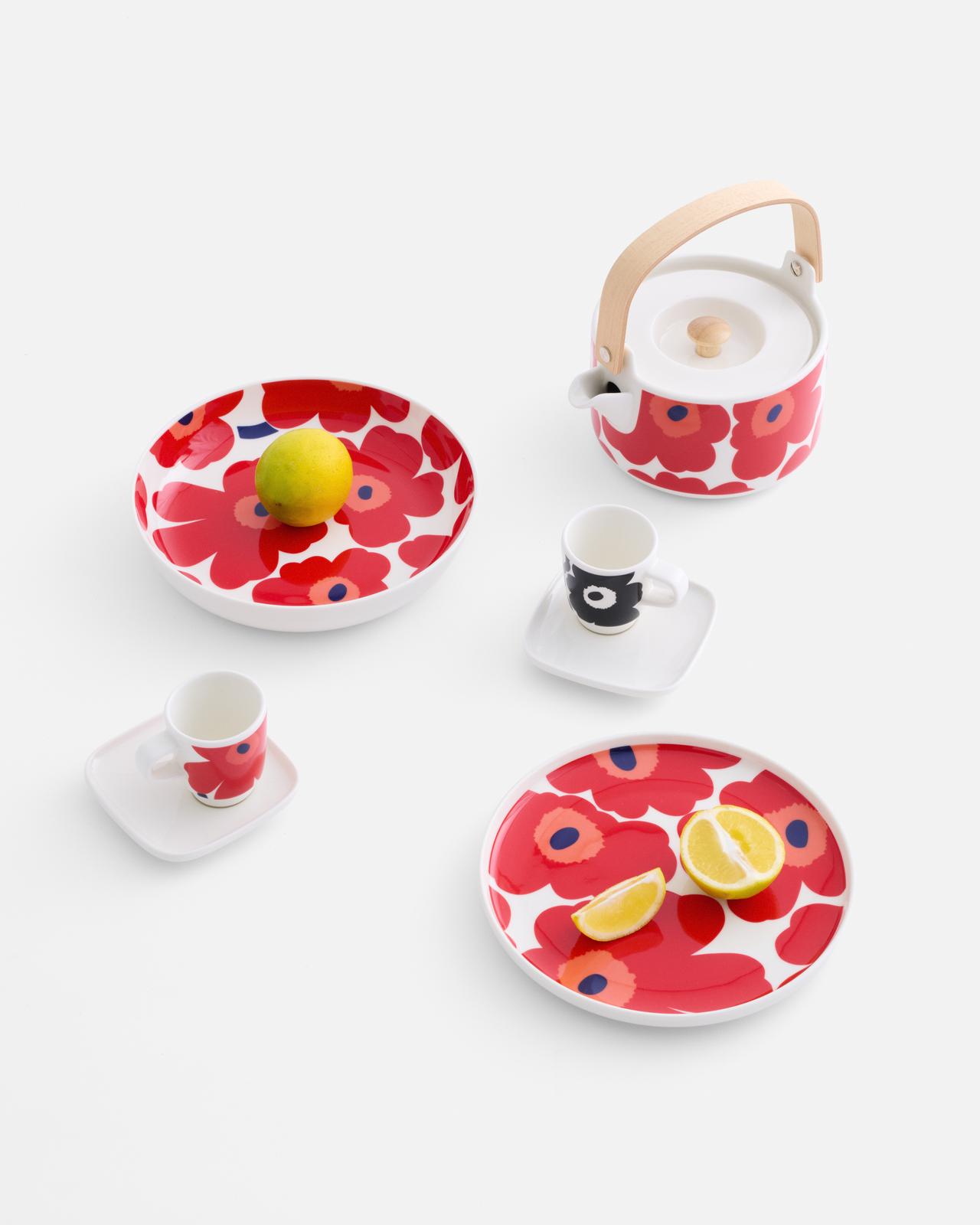 画像: （手前から時計まわりに）Unikko 20cm プレート ￥4,950、同 エスプレッソカップ＆プレート（赤）￥6,270、同 20cm プレート ￥4,950、同 7dl ティーポット ￥19,800、同 エスプレッソカップ＆プレート（黒） ￥6,270／すべてマリメッコ 出典：www.marimekko.jp