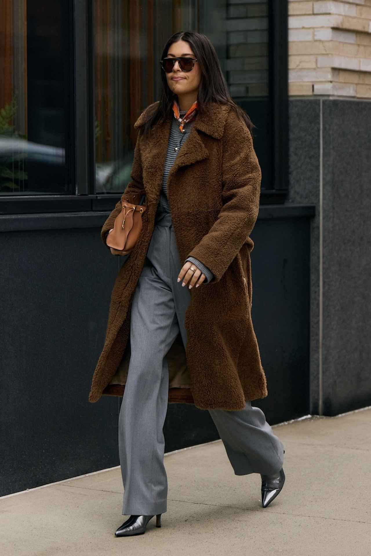 画像: ブライトなオレンジスカーフがブリッジアイテム