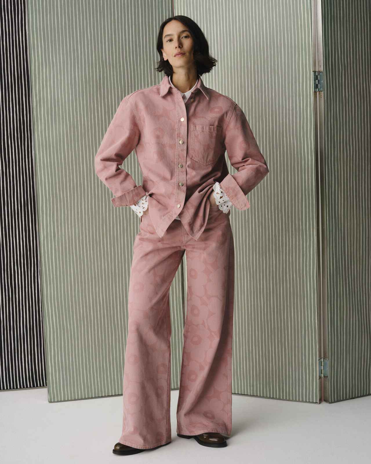 画像: Unikko デニムシャツ ￥67,100、同 ワイドデニムパンツ ￥56,100／ともにマリメッコ 出典：www.marimekko.jp