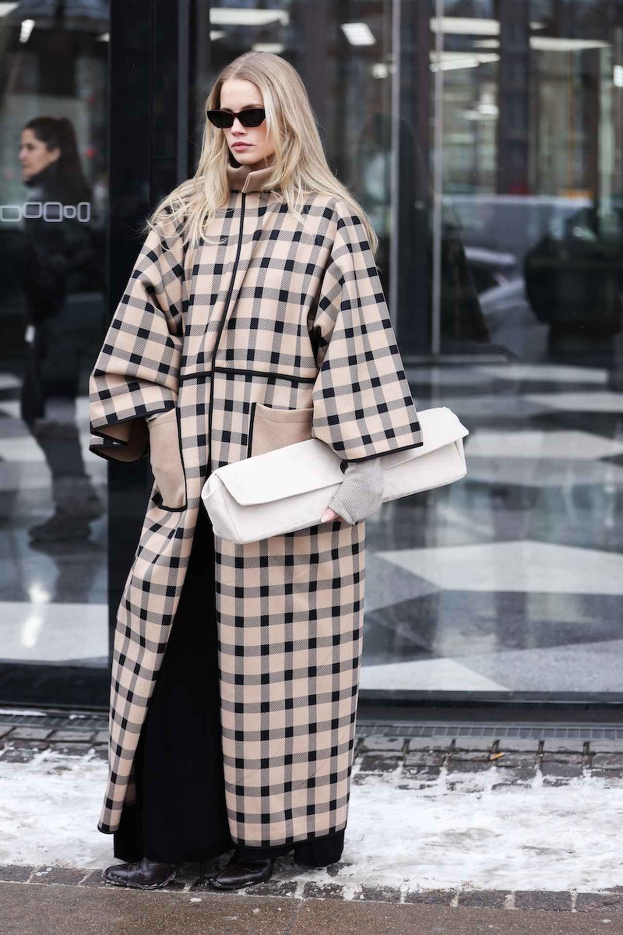 画像: 大胆な横長バッグでモードを極める