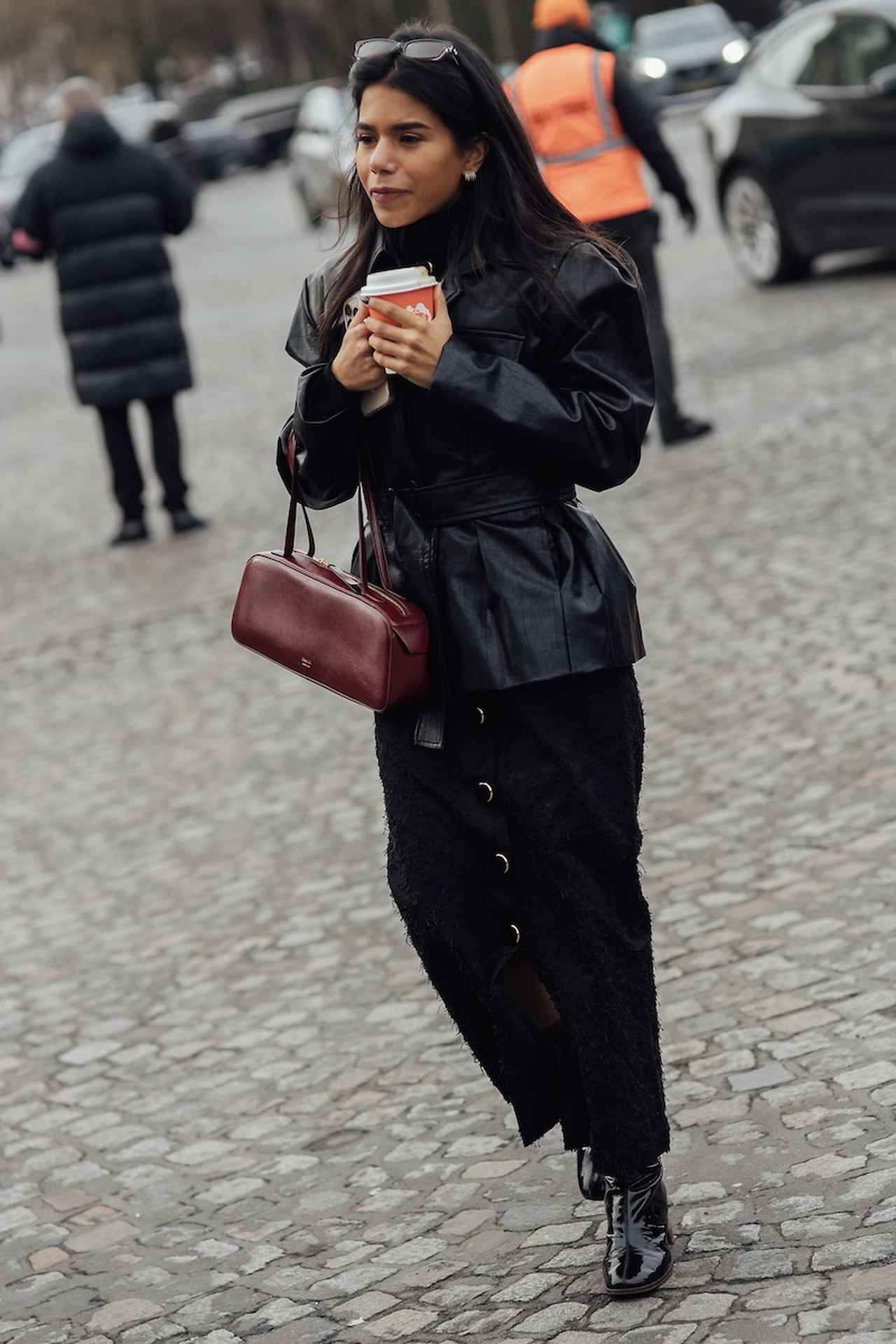 画像: シックな黒にマチュアな赤を差す