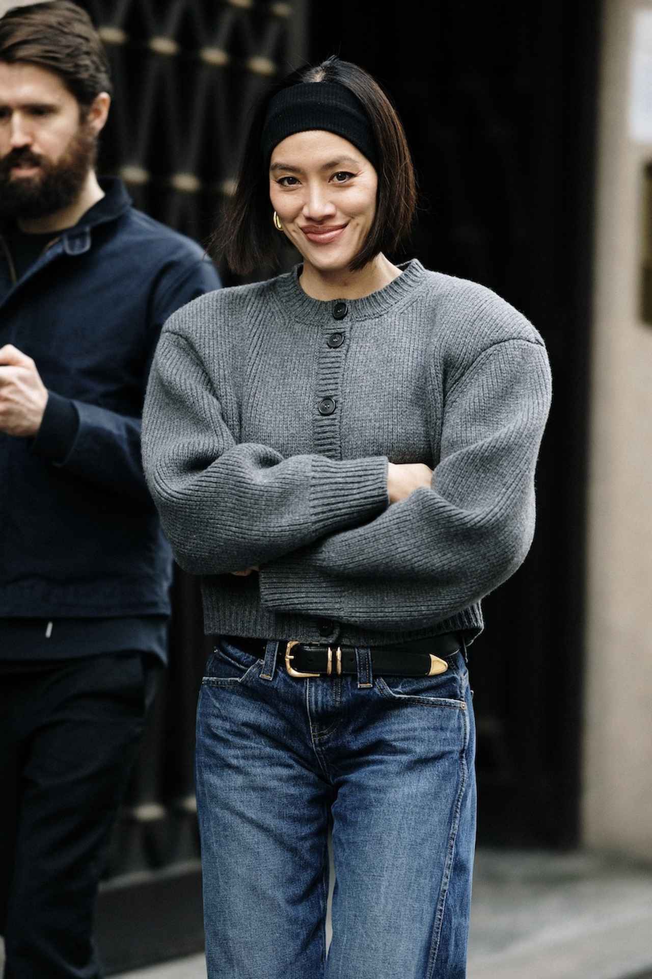 画像: パワーショルダーを引き立てるヘアバンド