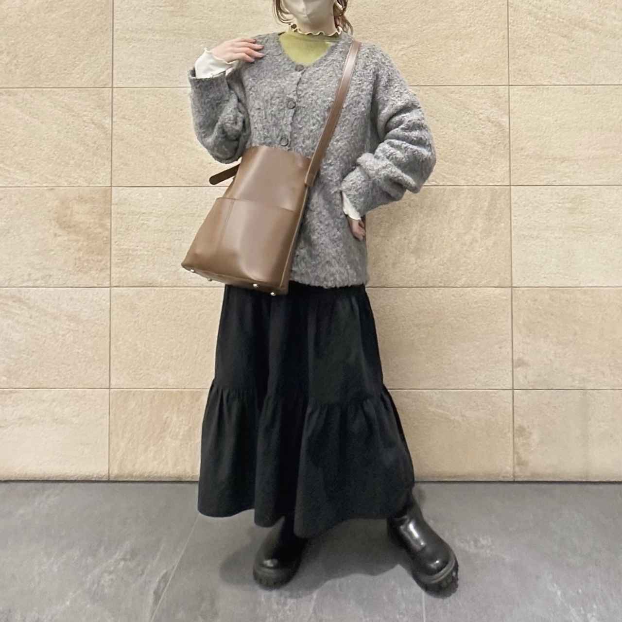 画像: カーディガンとのレイヤードコーデ