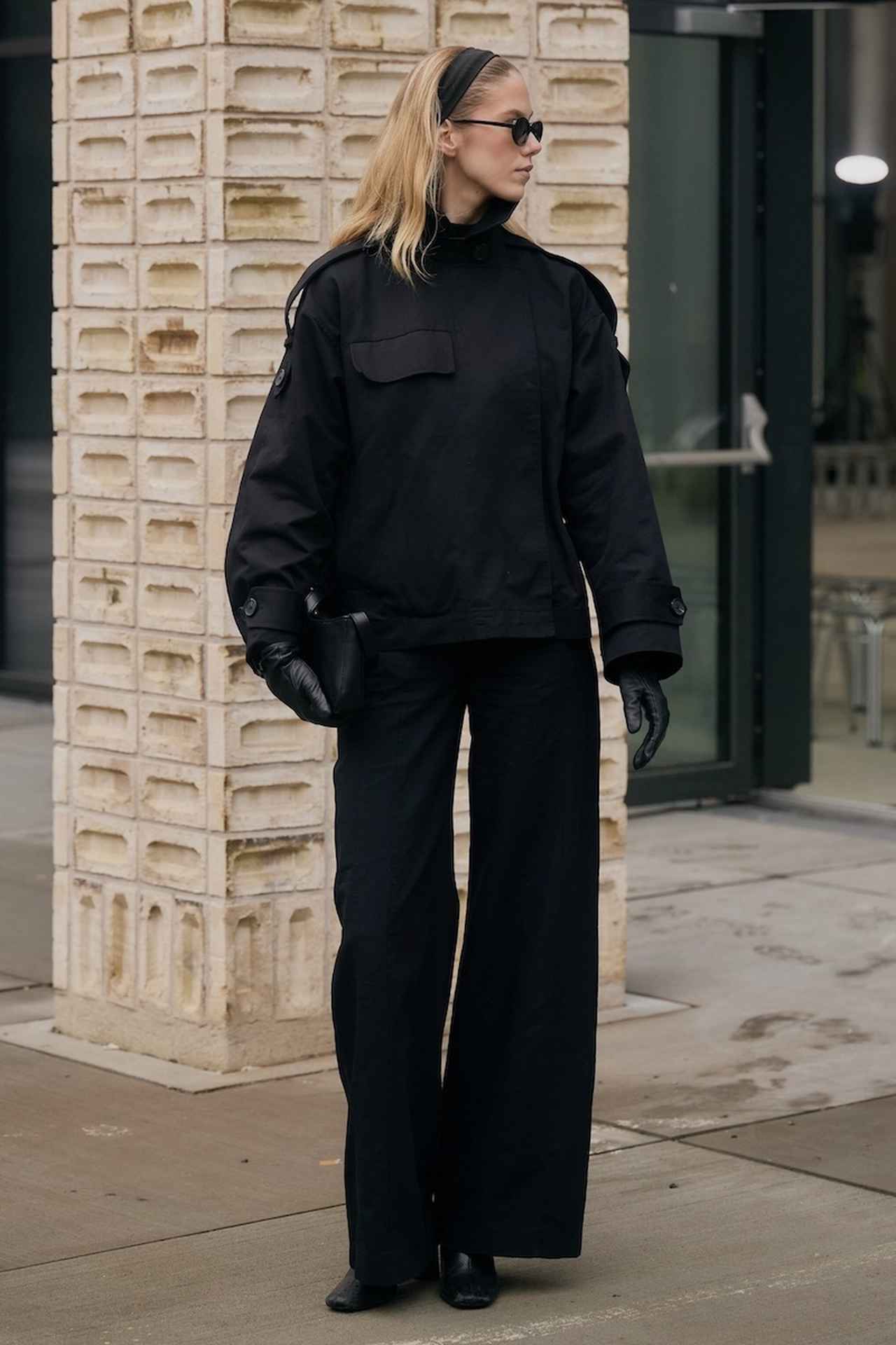 画像: ヘルシーなヘアアレンジで黒を重くさせない