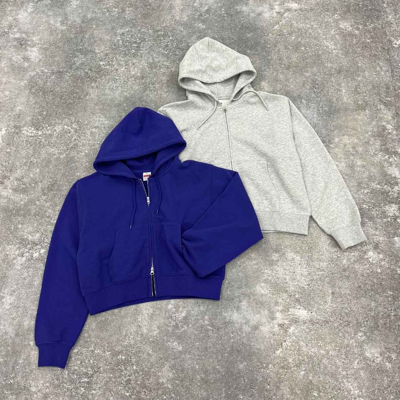 画像: カンガルーポケ ダブルジップパーカー（パープル/ライトグレー）各￥7,000 出典：ニコアンド